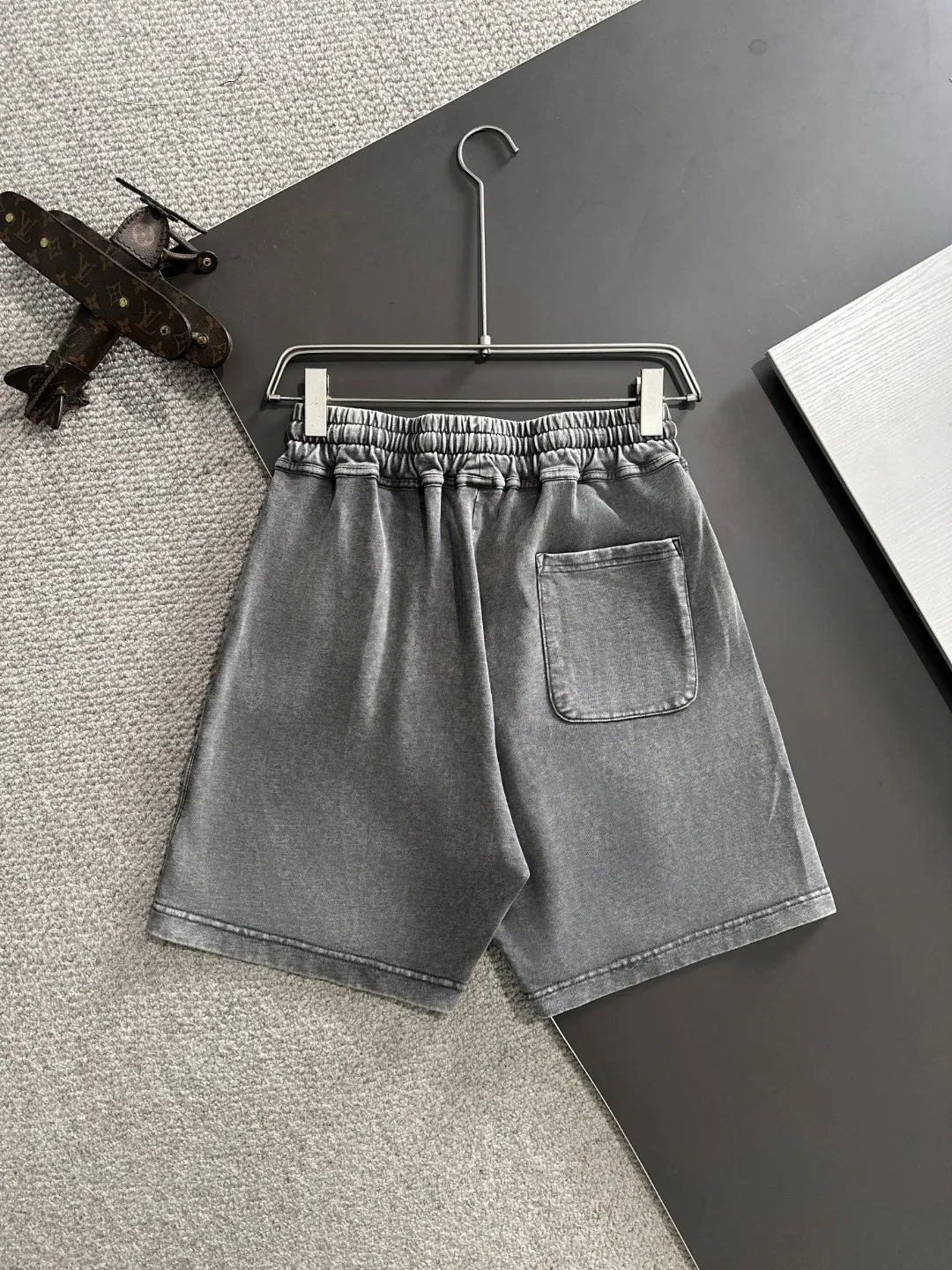 Next day delivery P300 High-quality Moncler/Mongolian 2025 spring and summer new high-definition elastic band casual solid color loose shorts, made with machines imported from Italy. The hem of the pants is hemmed with two needles. The stitching is fine and firm. The fabric is customized at the counter and is highly breathable and comfortable. The details are impeccable. The brand element design concept reflects high quality. It feels delicate and soft! It presents a casual cut and the upper body shape is great! Size: S-XXL