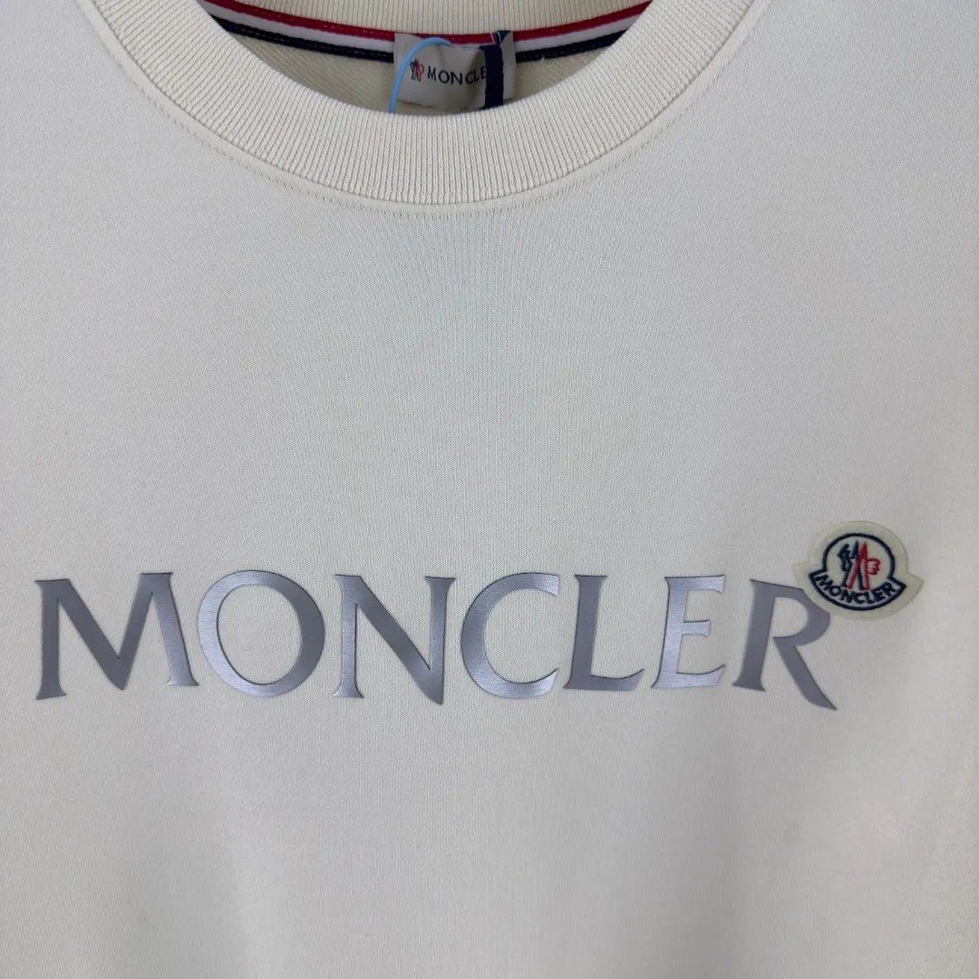P210 version sweatshirt) 📦With exclusive packaging📦 [Long-term ready stock] Upgraded version "Mobile phone smart sensor~NFC chip armband~direct to the official website for anti-counterfeiting" 〖 𝐌𝐎𝐍𝐂𝐋𝐄𝐑~Mouggou〗 2025 new high quality, using 450 grams of heavyweight fabric Different from the market currency, you can mix and match everything at will and you will be handsome😎The whole clothes is made of double waistcoats. The double waistcoats make the whole dress more three-dimensional. It is not an ordinary factory that can do such fine work. 2025 autumn and winter new style, on sale at the counter, exquisite printed round neck terry sweatshirt. High-end double-ply cotton. Customized stretch ribs are dyed in the same vat. Three standards are complete. It is matched with digital printing patterns and is very breathable. Same style for men and women. Color: black, white, apricot. Size: S M L XL 2XL