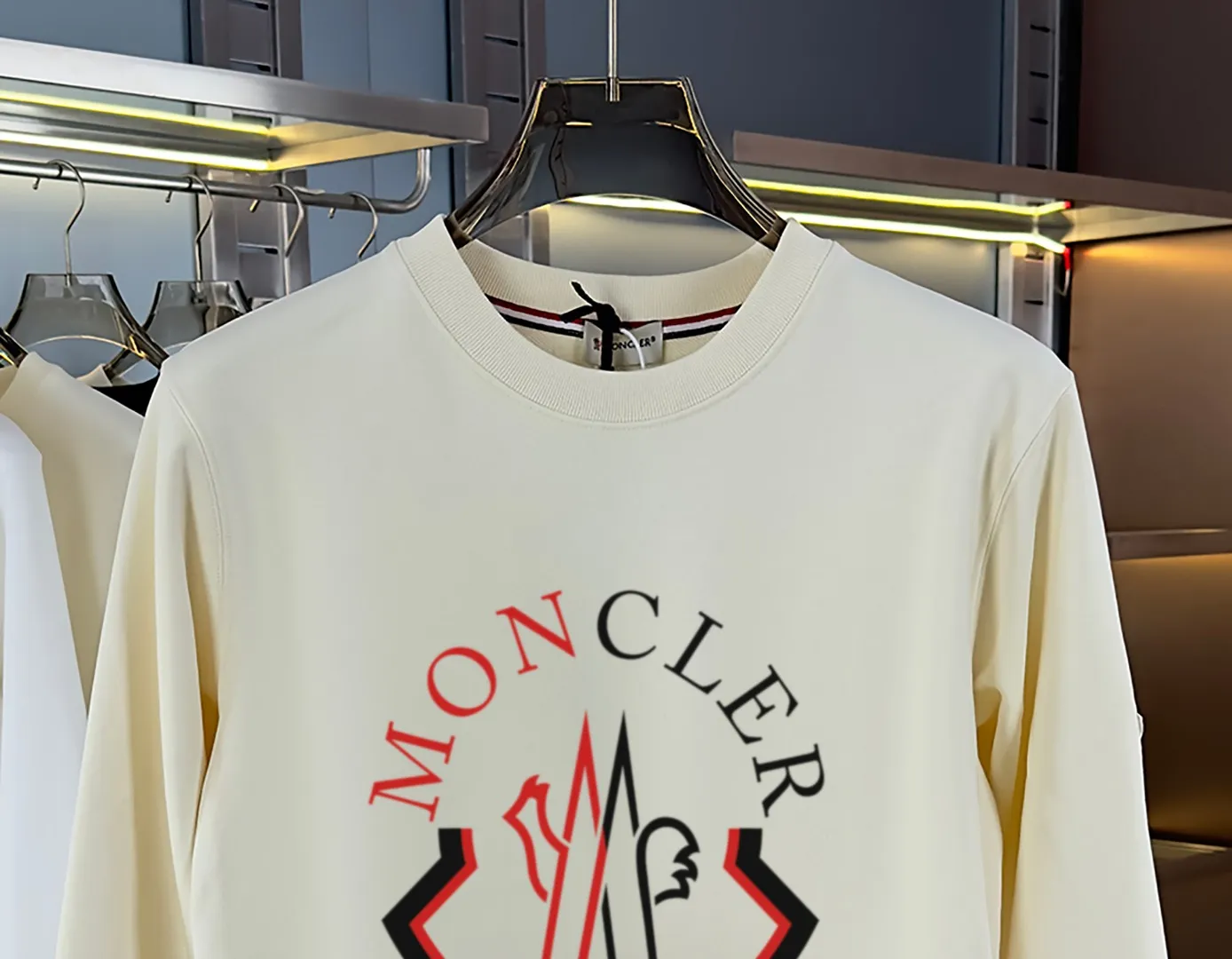 P210 version sweatshirt) 📦With exclusive packaging📦 [Long-term ready stock] Upgraded version "Mobile phone smart sensor~NFC chip armband~direct to the official website for anti-counterfeiting" 〖 𝐌𝐎𝐍𝐂𝐋𝐄𝐑~Mouggou〗 2025 new high quality, using 450 grams of heavyweight fabric Different from the market currency, you can mix and match everything at will and you will be handsome😎The whole clothes is made of double waistcoats. The double waistcoats make the whole dress more three-dimensional. It is not an ordinary factory that can do such fine work. 2025 autumn and winter new style, on sale at the counter, exquisite printed round neck terry sweatshirt. High-end double-ply cotton. Customized stretch ribs are dyed in the same vat. Three standards are complete. It is matched with digital printing patterns and is very breathable. Same style for men and women. Color: black, white, apricot. Size: S M L XL 2XL