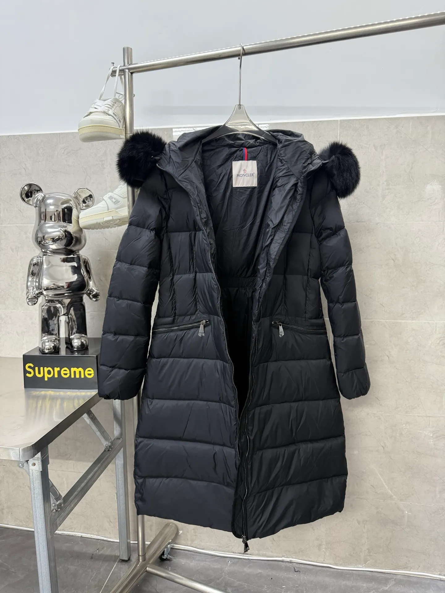 P1100 Moncler mid-length women's down jacket, oversized fox fur collar, elastic waistband at the back, plus color matching movable belt, soft and comfortable fabric, 90 velvet with good fill power, slim fit upper body, light and neat, warm and not bloated. Color: black white Size: 1234