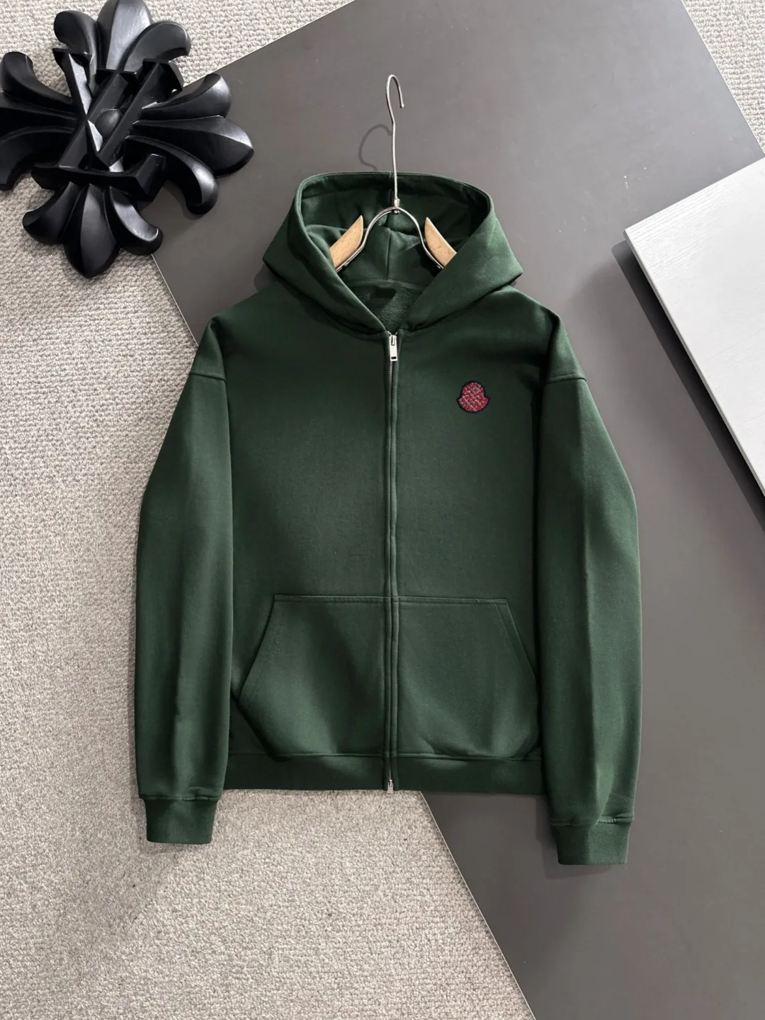 Next day delivery P460 High quality MONCLER/muzzle Exclusive debut of 25ss new autumn and winter lapel double zipper hooded sweatshirt jacket Many stars have the same style. Craftsmanship that ordinary small workshops cannot copy. We are not afraid of any challenges in terms of materials, detail restoration and craftsmanship, just to provide you with wonderful products. Compare the top original versions at will. No expense is spared just to do better. Unique imported fabric feel. Purely imported German machine production. Precision operation and thousands of needle density. A full set of new accessories with three standards can be customized at the same time. The upper body is versatile and fashionable. The perfect choice for autumn and winter. The must-have item. Size chart: S to XXL (or state your height and weight when placing an order)