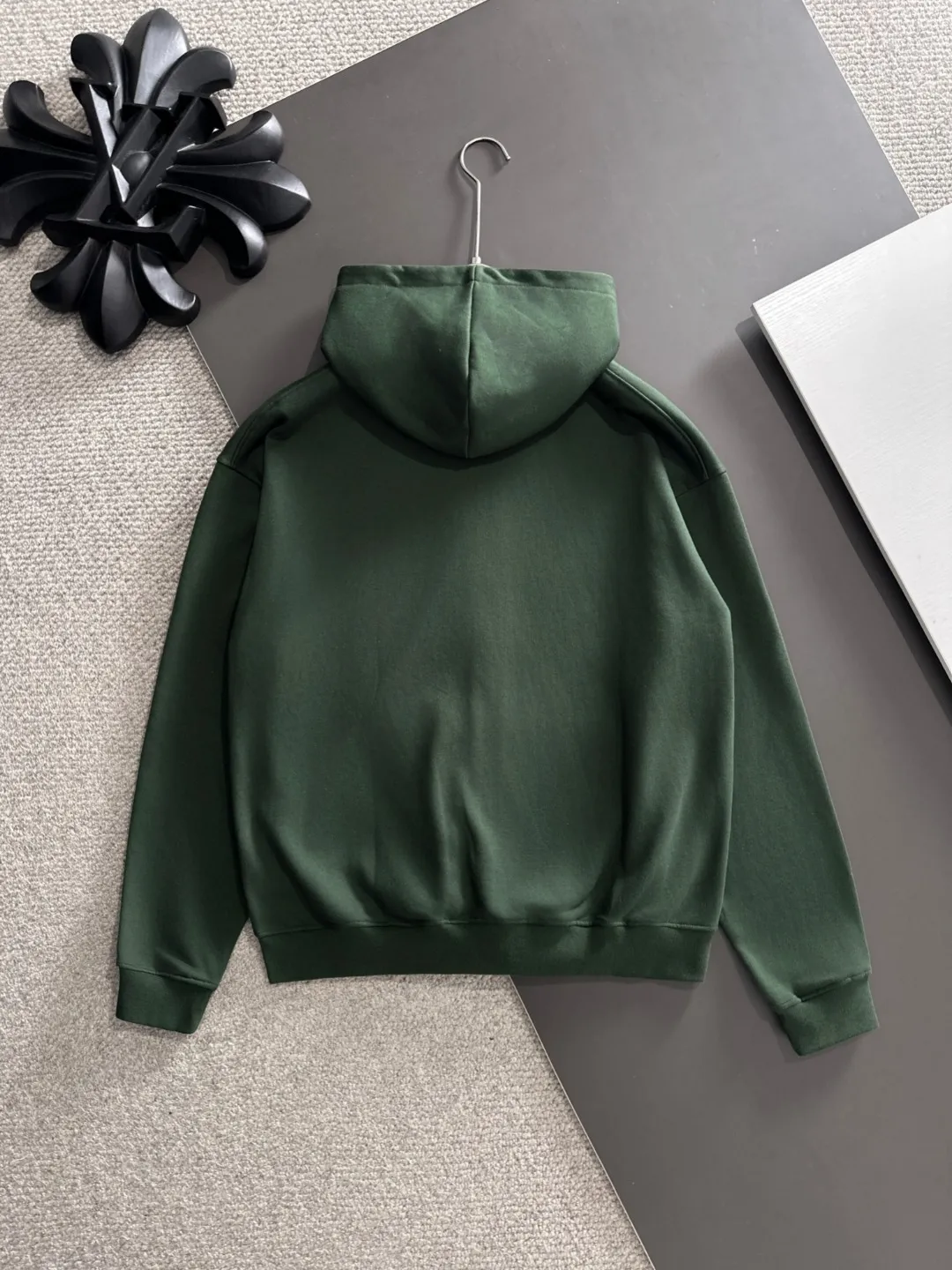 Next day delivery P460 High quality MONCLER/muzzle Exclusive debut of 25ss new autumn and winter lapel double zipper hooded sweatshirt jacket Many stars have the same style. Craftsmanship that ordinary small workshops cannot copy. We are not afraid of any challenges in terms of materials, detail restoration and craftsmanship, just to provide you with wonderful products. Compare the top original versions at will. No expense is spared just to do better. Unique imported fabric feel. Purely imported German machine production. Precision operation and thousands of needle density. A full set of new accessories with three standards can be customized at the same time. The upper body is versatile and fashionable. The perfect choice for autumn and winter. The must-have item. Size chart: S to XXL (or state your height and weight when placing an order)