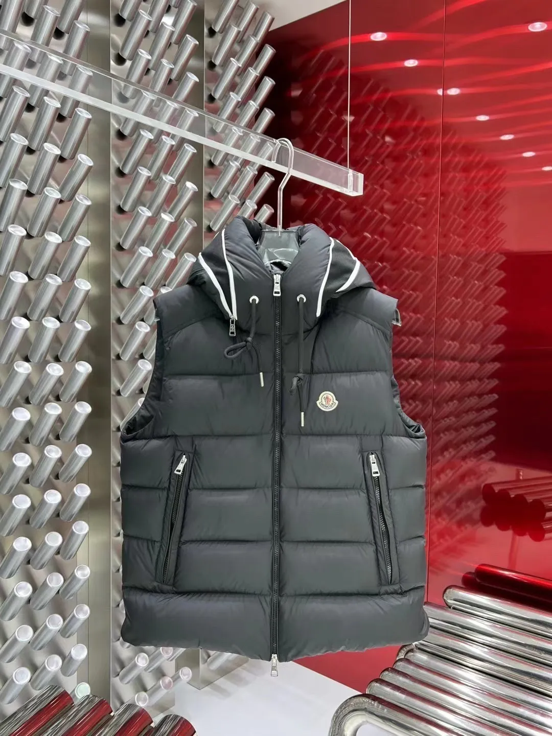 P640 🇫🇷𝐌𝐎𝐍𝐂𝐋𝐄𝐑/Mouth Hooded Down Vest New🆕Down Jacket Original customized hardware accessories are all imported and original customized. Welcome to compare. Absolutely high quality. Made of top 90 white duck down. Super soft, full and fluffy. Super heavy workmanship. Fabric workmanship and perfect 👍 version. Note⚠The fabric is super comfortable. Exclusive model. Not marketed. Same style for men and women. Sizes 1-5