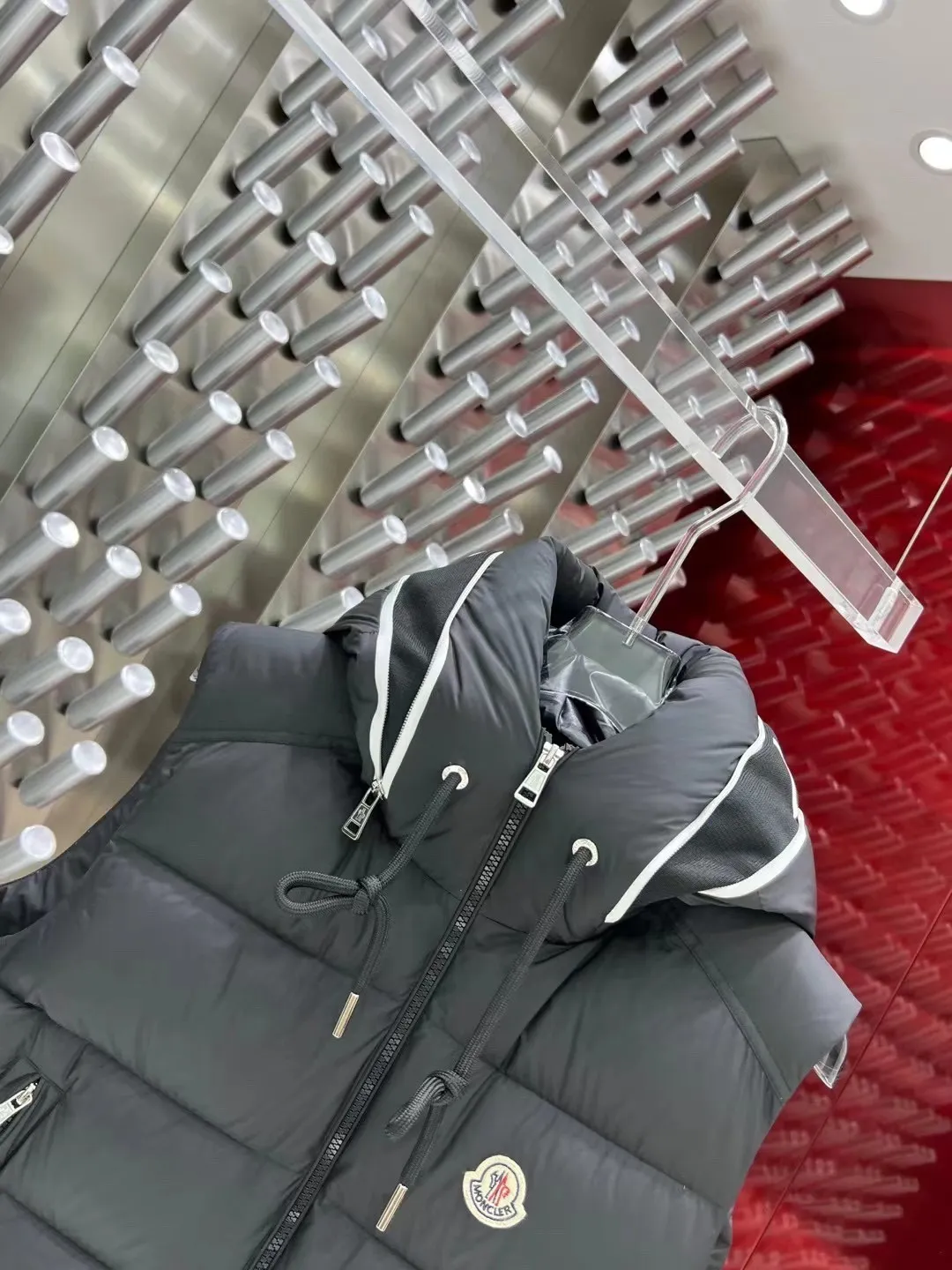 P640 🇫🇷𝐌𝐎𝐍𝐂𝐋𝐄𝐑/Mouth Hooded Down Vest New🆕Down Jacket Original customized hardware accessories are all imported and original customized. Welcome to compare. Absolutely high quality. Made of top 90 white duck down. Super soft, full and fluffy. Super heavy workmanship. Fabric workmanship and perfect 👍 version. Note⚠The fabric is super comfortable. Exclusive model. Not marketed. Same style for men and women. Sizes 1-5