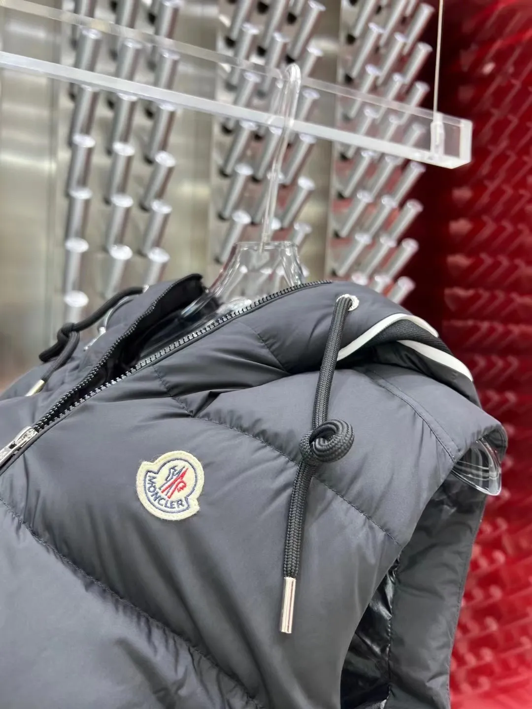 P640 🇫🇷𝐌𝐎𝐍𝐂𝐋𝐄𝐑/Mouth Hooded Down Vest New🆕Down Jacket Original customized hardware accessories are all imported and original customized. Welcome to compare. Absolutely high quality. Made of top 90 white duck down. Super soft, full and fluffy. Super heavy workmanship. Fabric workmanship and perfect 👍 version. Note⚠The fabric is super comfortable. Exclusive model. Not marketed. Same style for men and women. Sizes 1-5