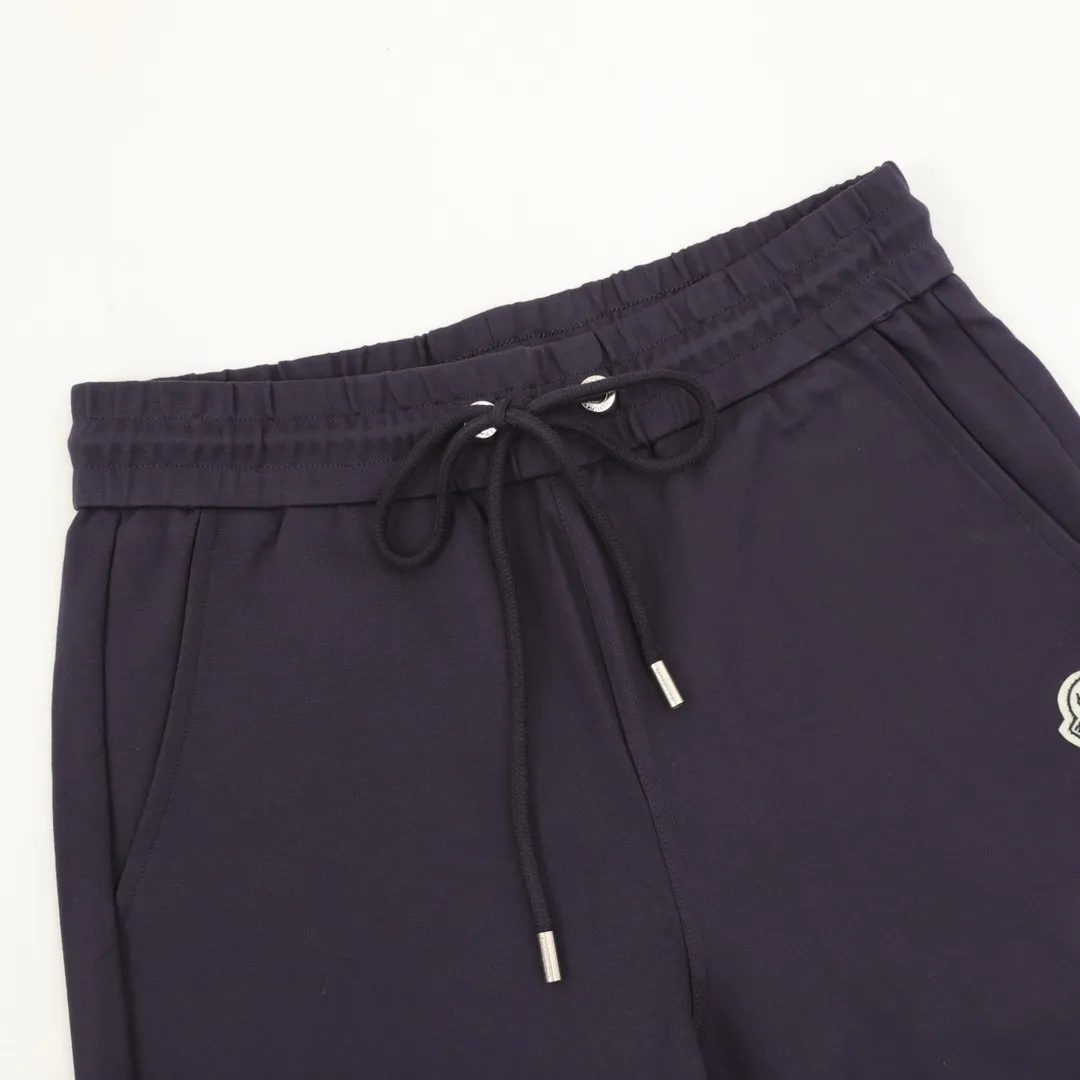 P460 Moncler/Mandow 25FW leg striped trousers are differentiated from the market currency, the same style for men and women, new aesthetically inspired and interesting design, and the channel is high-quality. It makes the overall design more elegant and fashionable. It is the hottest series this summer and is sought after by countless celebrities and fashionistas. The neat details of the cutting process add color to the playful fashion! The neat and meticulous design, and the well-fitting structure is unique. The upper body not only has outstanding recognition, but also looks younger and younger. A style that has the ultimate wearing meaning and performance, with gorgeous color combinations, the craftsmanship of this style must be extremely extraordinary, and the upper body comfort is definitely strong enough, which is also a manifestation of the essence of luxury! It is soft and thin, has an extremely alluring touch, and is very breathable. It is especially suitable for spring and summer wear. It is a comfortable wearing experience. The details and the craftsmanship of the webbing are perfect, giving it a more high-end feel!  Size：S-XL