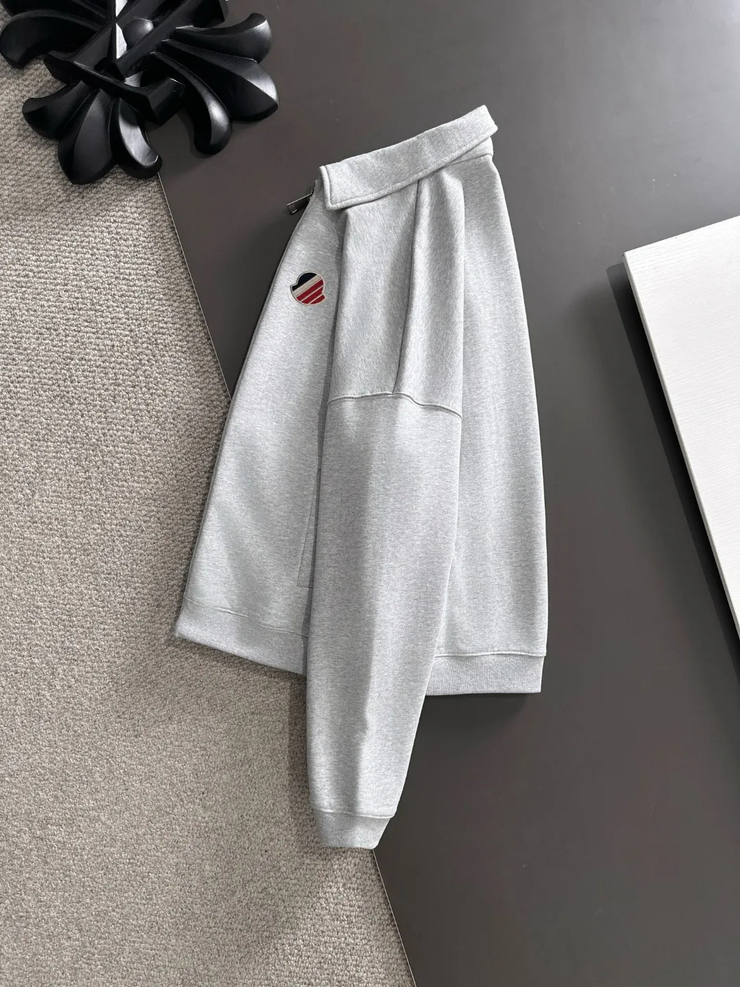 Next day delivery P460 High quality MONCLER/muzzle Exclusive debut of the new 25ss autumn and winter lapel zipper jacket Many stars have the same style. Craftsmanship that ordinary small workshops cannot copy. We are not afraid of any challenges in terms of materials, detail restoration and craftsmanship, just to provide everyone with wonderful products. Compare the top original versions at will. No expense is spared just to do better. Unique imported fabric feel. Purely imported German machine production. Precision operation and thousands of needle density. A full set of new accessories with three standards can be customized at the same time. The upper body is versatile and fashionable. The perfect choice for autumn and winter. The must-have item. Size chart: S to XXL (or state your height and weight when placing an order)