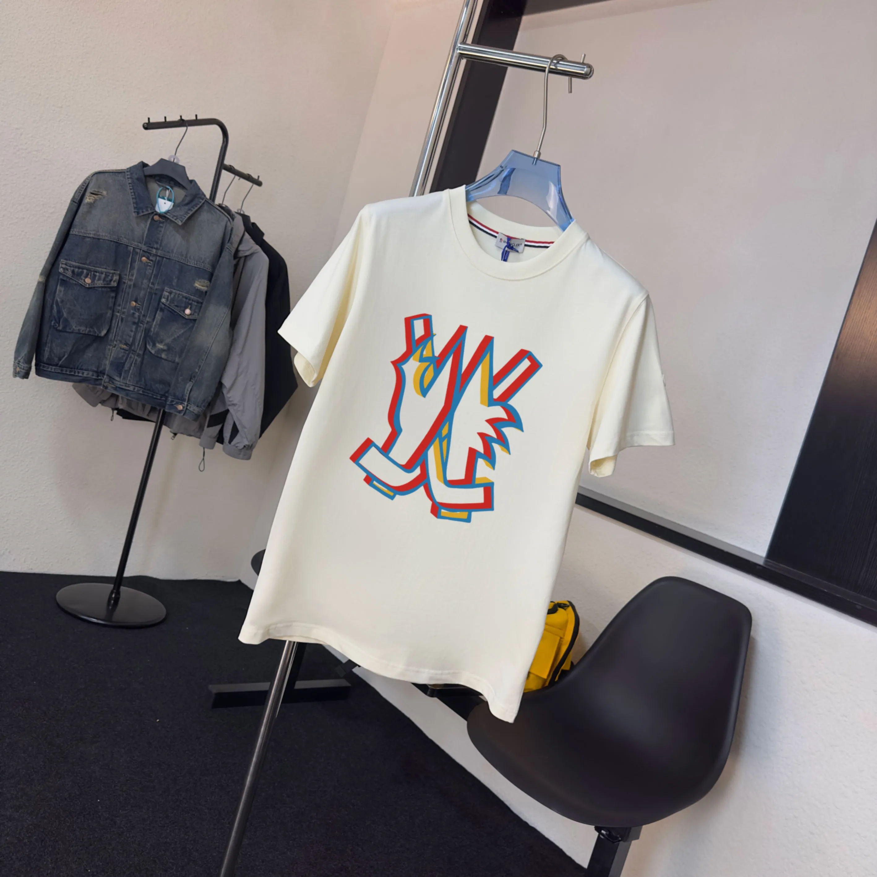P140 💰Upgraded version "Mobile phone smart sensor ~ NFC chip armband ~ direct access to the official website for anti-counterfeiting" "Moncler ~ Mouth Mouth" 2025 new high-quality round neck short-sleeved T-shirt. The cuffs have imported embroidered labels. Customized dyeing, very comfortable to touch. Super versatile and good-looking short-sleeved. Complete with three labels. Non-market ordinary version. Feel free to compare. Quality is absolutely guaranteed! ‼ First of all, this original fabric is all custom-woven with 32-count double yarn fabric, 250G, and the weight is the same‼ Fine workmanship, double waistcoat method, double waistcoat method, double waistcoat method makes the whole dress more three-dimensional, which is not a craft that ordinary T-shirts can achieve🤪 Size: S-M-L-XL-2XL Color: black, white, apricot, same style for men and women