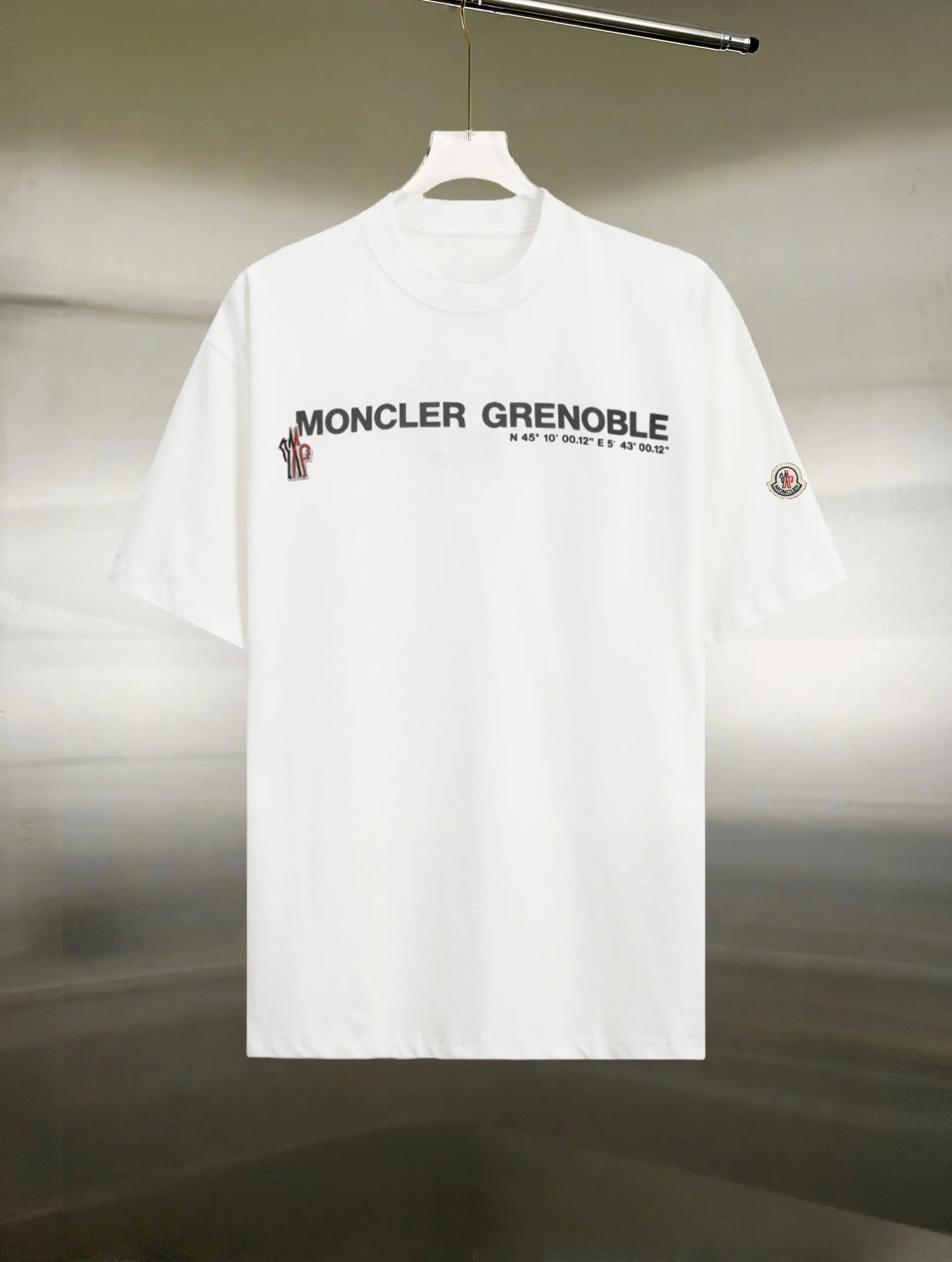 P130 Style: Moncler/muzzled short-sleeved T-shirt Fabric: 300g double yarn 100% cotton Rib: 320g Solona Process: Printing Color: White Black Size: S M L XL XXL No gender distinction, same style for men and women