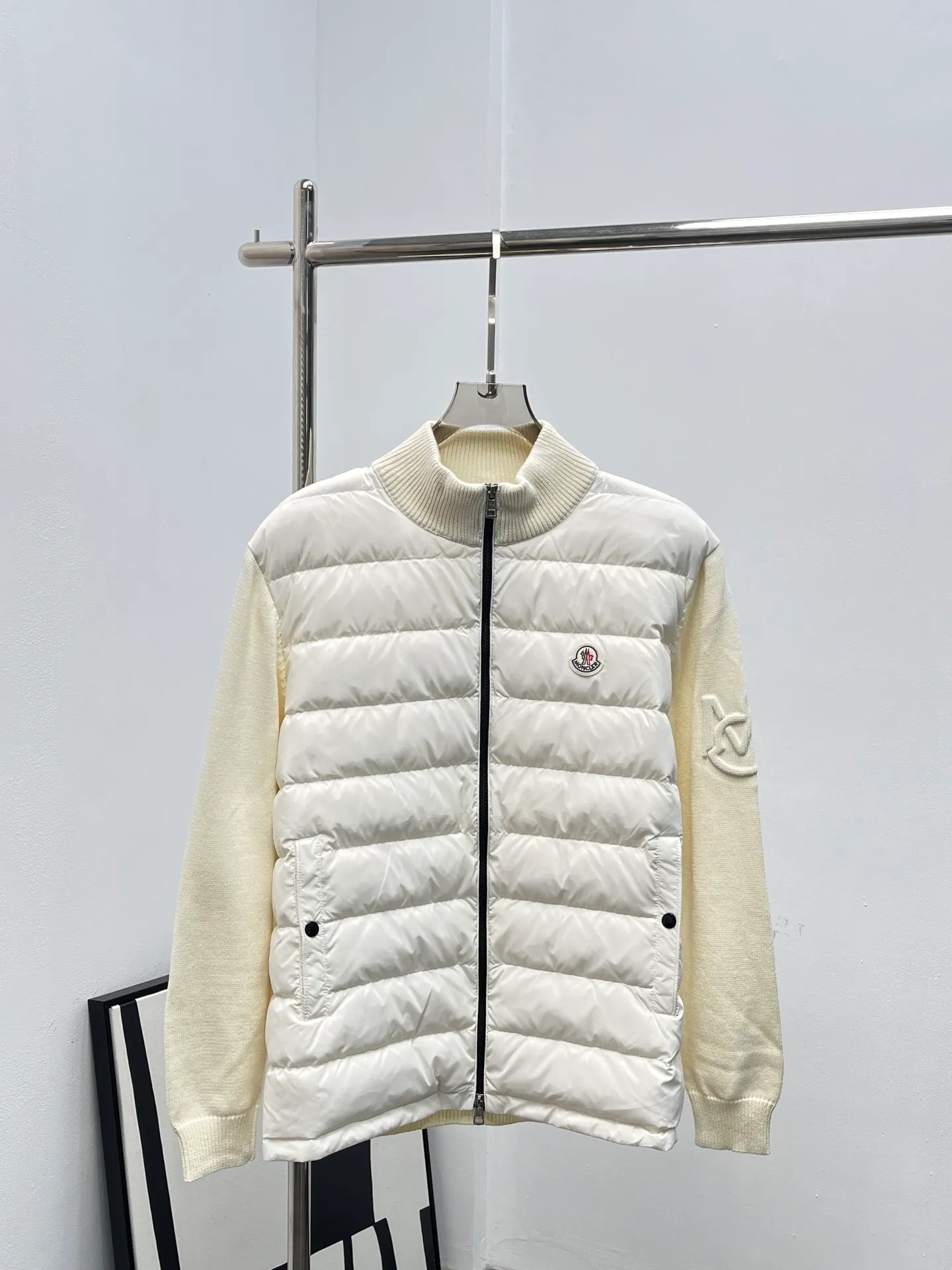 P790 New down jacket Moncler 24th new Cardigan striped stand collar wool splicing down jacket with white details! tripod! Ding’s 2024 new stand collar down jacket is here! ! No matter whether it is autumn or winter coat, a Moncl is really indispensable.