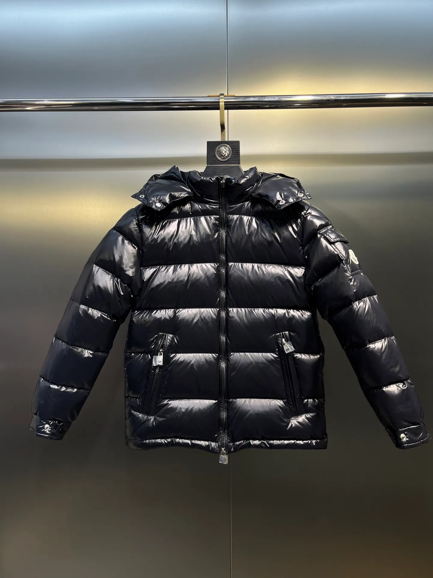 P640 𝗠𝗼𝗻𝗰𝗹𝗲𝗿 /𝗺𝗮𝘆𝗮 Model 026 Children's Maya Down Jacket Children's Maya short down jacket is specially designed to withstand cold winter weather and pays tribute to the mountains with high-performance design. Warm down jacket interprets iconic Moncler design from a child's perspective. 1⃣️The material is made of nylon laque fabric, exclusively customized, stain-resistant, and easier to wipe and clean. 2⃣️Embellished with brand logo, wool felt embroidery label, Behringer embroidery machine with electric embroidery, and imported embroidery thread to ensure that every word is full and three-dimensional. Clear. It can be called the most expensive embroidered label! 3⃣️ New international standard 90 white goose down, imported goose down filling, imported anti-drilling velvet liner cloth that does not run away. 4⃣️The front is decorated with a zipper fly closure, which locks in temperature instantly. The full set of hardware zippers are original and customized, with the M logo.  size：110-160