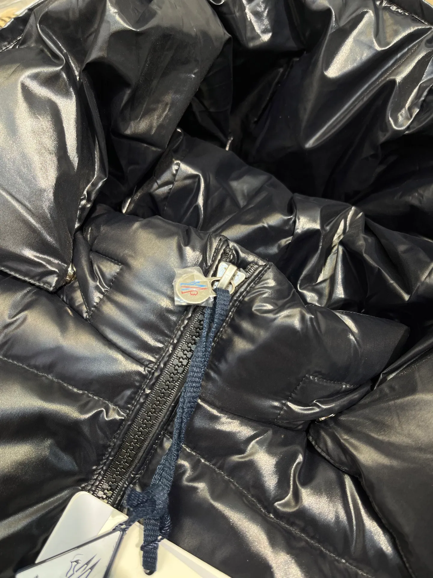 P640 𝗠𝗼𝗻𝗰𝗹𝗲𝗿 /𝗺𝗮𝘆𝗮 Model 026 Children's Maya Down Jacket Children's Maya short down jacket is specially designed to withstand cold winter weather and pays tribute to the mountains with high-performance design. Warm down jacket interprets iconic Moncler design from a child's perspective. 1⃣️The material is made of nylon laque fabric, exclusively customized, stain-resistant, and easier to wipe and clean. 2⃣️Embellished with brand logo, wool felt embroidery label, Behringer embroidery machine with electric embroidery, and imported embroidery thread to ensure that every word is full and three-dimensional. Clear. It can be called the most expensive embroidered label! 3⃣️ New international standard 90 white goose down, imported goose down filling, imported anti-drilling velvet liner cloth that does not run away. 4⃣️The front is decorated with a zipper fly closure, which locks in temperature instantly. The full set of hardware zippers are original and customized, with the M logo.  size：110-160