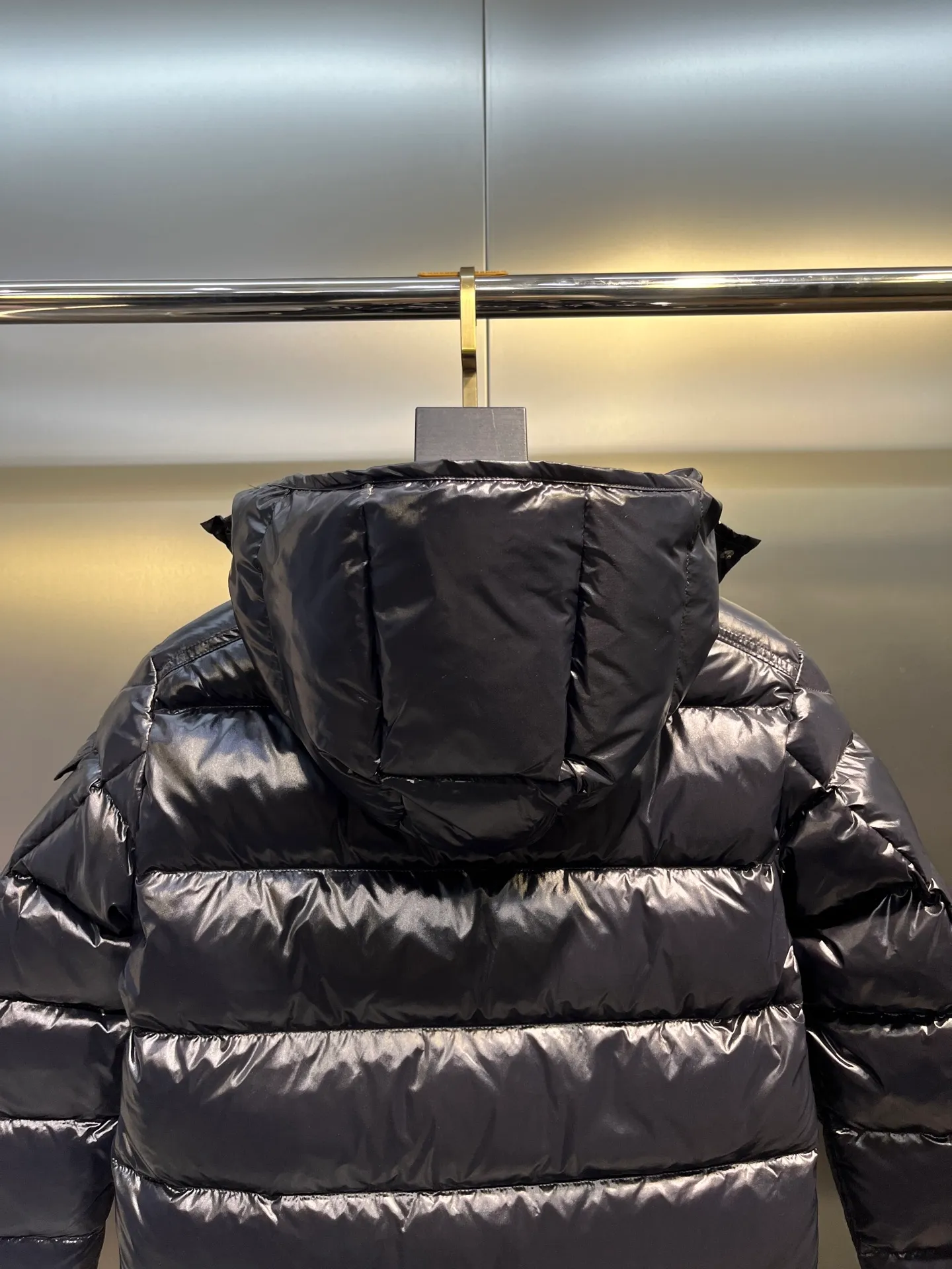 P640 𝗠𝗼𝗻𝗰𝗹𝗲𝗿 /𝗺𝗮𝘆𝗮 Model 026 Children's Maya Down Jacket Children's Maya short down jacket is specially designed to withstand cold winter weather and pays tribute to the mountains with high-performance design. Warm down jacket interprets iconic Moncler design from a child's perspective. 1⃣️The material is made of nylon laque fabric, exclusively customized, stain-resistant, and easier to wipe and clean. 2⃣️Embellished with brand logo, wool felt embroidery label, Behringer embroidery machine with electric embroidery, and imported embroidery thread to ensure that every word is full and three-dimensional. Clear. It can be called the most expensive embroidered label! 3⃣️ New international standard 90 white goose down, imported goose down filling, imported anti-drilling velvet liner cloth that does not run away. 4⃣️The front is decorated with a zipper fly closure, which locks in temperature instantly. The full set of hardware zippers are original and customized, with the M logo.  size：110-160