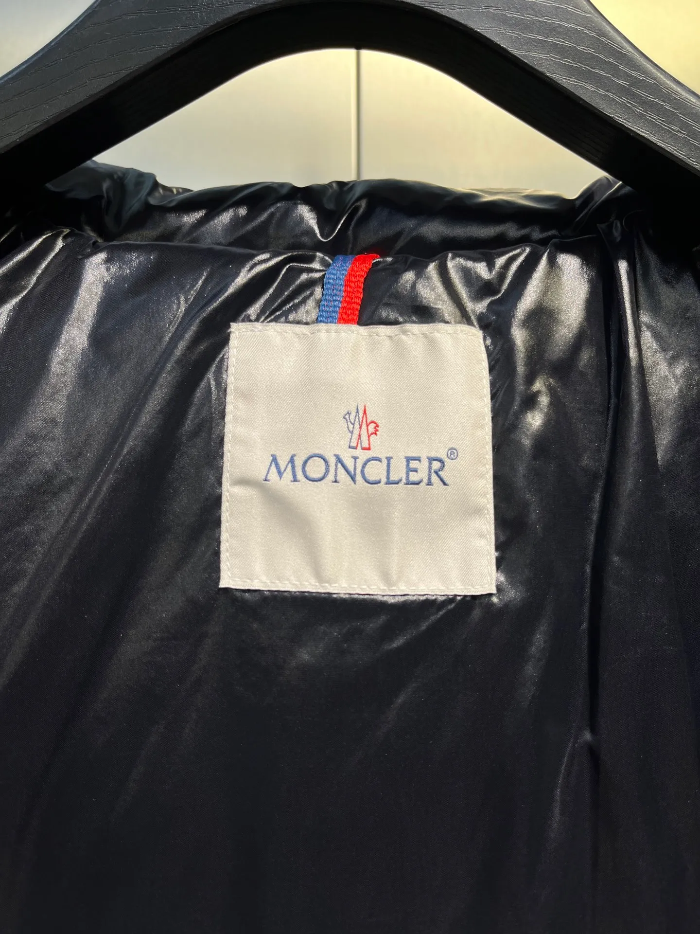 P640 𝗠𝗼𝗻𝗰𝗹𝗲𝗿 /𝗺𝗮𝘆𝗮 Model 026 Children's Maya Down Jacket Children's Maya short down jacket is specially designed to withstand cold winter weather and pays tribute to the mountains with high-performance design. Warm down jacket interprets iconic Moncler design from a child's perspective. 1⃣️The material is made of nylon laque fabric, exclusively customized, stain-resistant, and easier to wipe and clean. 2⃣️Embellished with brand logo, wool felt embroidery label, Behringer embroidery machine with electric embroidery, and imported embroidery thread to ensure that every word is full and three-dimensional. Clear. It can be called the most expensive embroidered label! 3⃣️ New international standard 90 white goose down, imported goose down filling, imported anti-drilling velvet liner cloth that does not run away. 4⃣️The front is decorated with a zipper fly closure, which locks in temperature instantly. The full set of hardware zippers are original and customized, with the M logo.  size：110-160