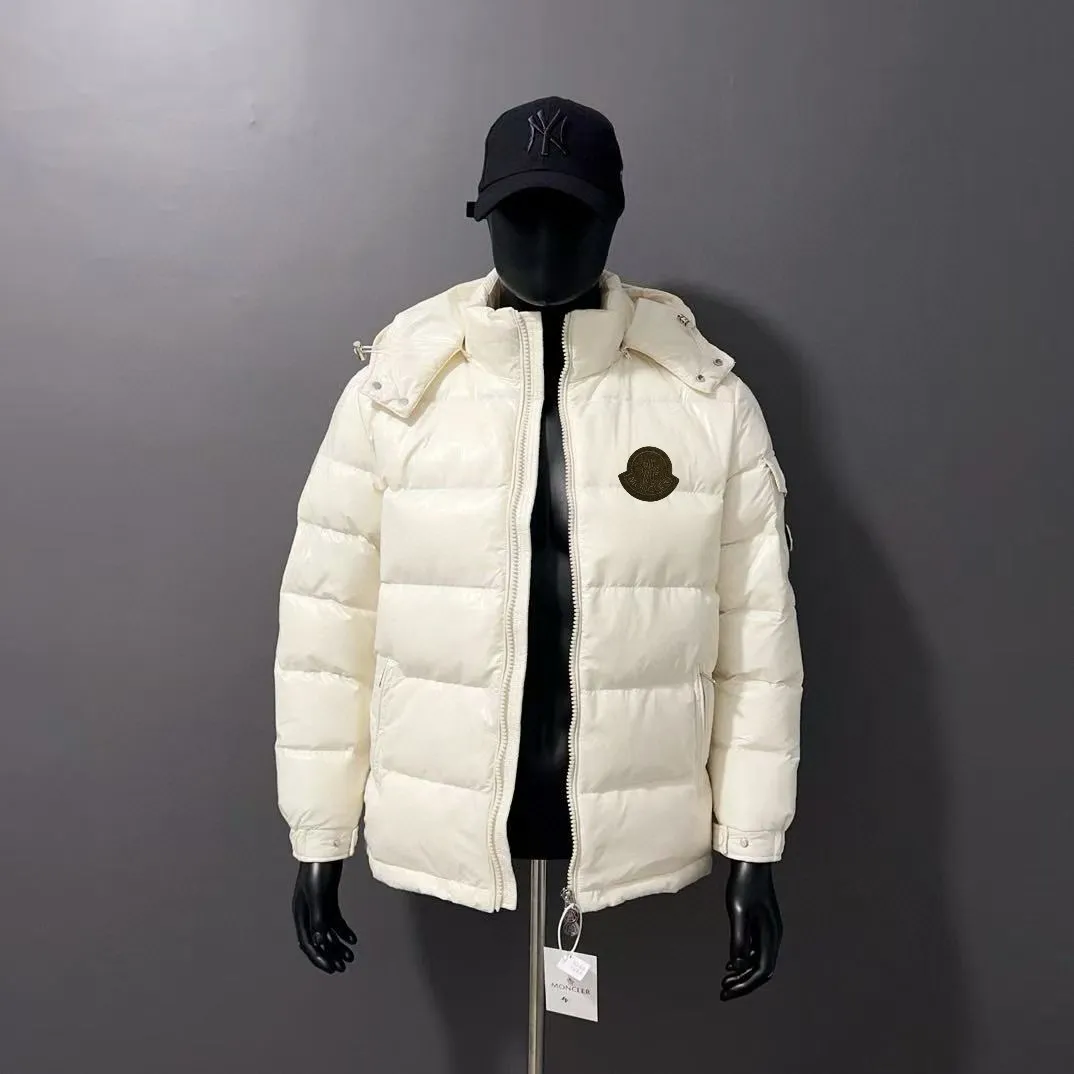 P720 MONCLER Meng Mouth Maya Down Jacket: Color/off-white, black Size: M. L. Zipper pendant with custom logo Fabric: 400D bright nylon, anti-fouling, anti-wrinkle, waterproof and windproof, very wear-resistant, breathable and comfortable.           Embroidery: Straight lines, smooth curves, dense and neat stitches, no jagged edges, flat embroidery surface, no skewed threads, consistent stitch length, no bottom exposed, no overlap, smooth embroidery surface, no ink marks and other stains. Advanced imported embroidery machines are used to ensure embroidery quality.