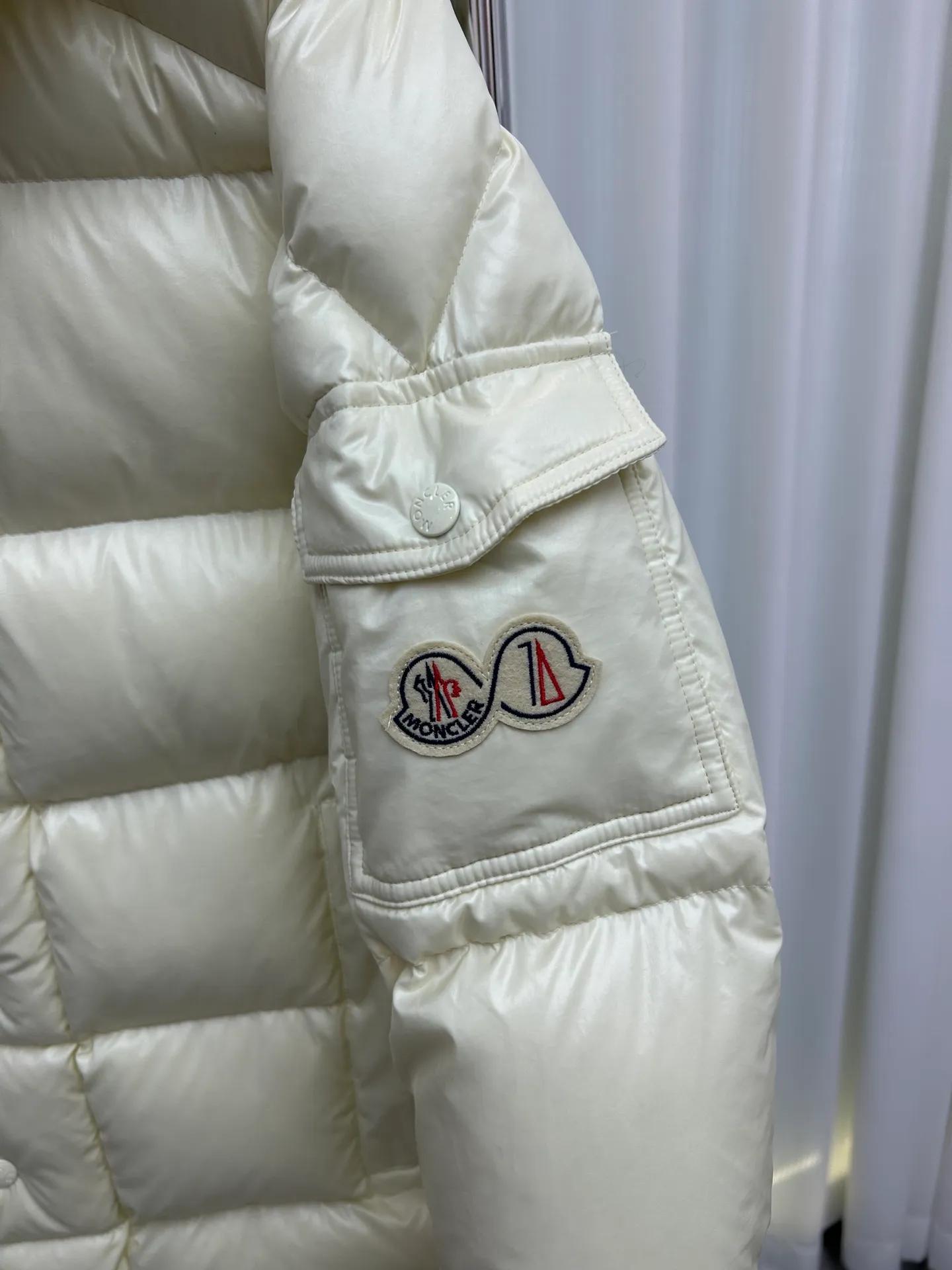 P720 Moncler Maya 70 Short Down Jacket The iconic men's Moncler Maya 70 down jacket is highly recognizable and specially designed to celebrate the brand's 70th anniversary. Style number: m70 Size: 12345 Color: black off-white