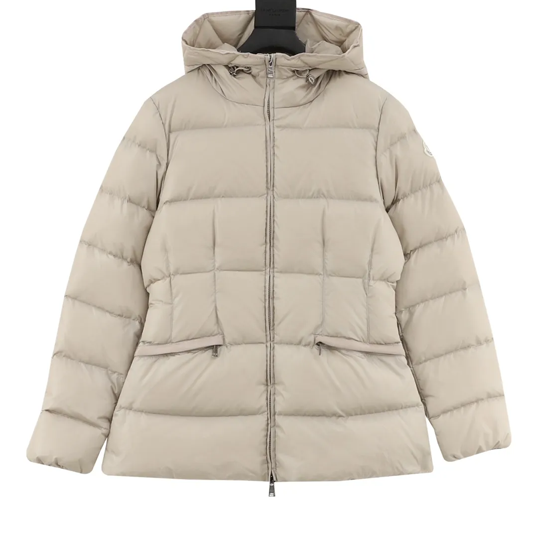 ￼P1220 Moncler Avoce short women's down jacket jacket. ⚠️ Correct cut version, the upper body becomes an ant waist in seconds. Fully three-dimensional cut. It is different from the random flat cut version on the market. The barcode model number is complete and consistent with the official website. The tag has built-in NFC electronic sensor anti-counterfeiting. The factory comes standard with a full set of counter gift box packaging🎁 The Avoce short down jacket is made of nylon fabric and is an everyday design item in the women's collection. The Avoce short down jacket is dynamic and elegant, emphasizing the aesthetic style of Moncler's women's collection. Functional nylon fabric provides protection, while a lightweight longue saison lining, adjustable hood and zippered pockets enhance utility. Details •Made from nylon •Longue saison lining •Down filled •Adjustable hood •Zip closure •Zip suit pocket •Elastic waistband with contoured logo buckle •Logo patch size: 1-4