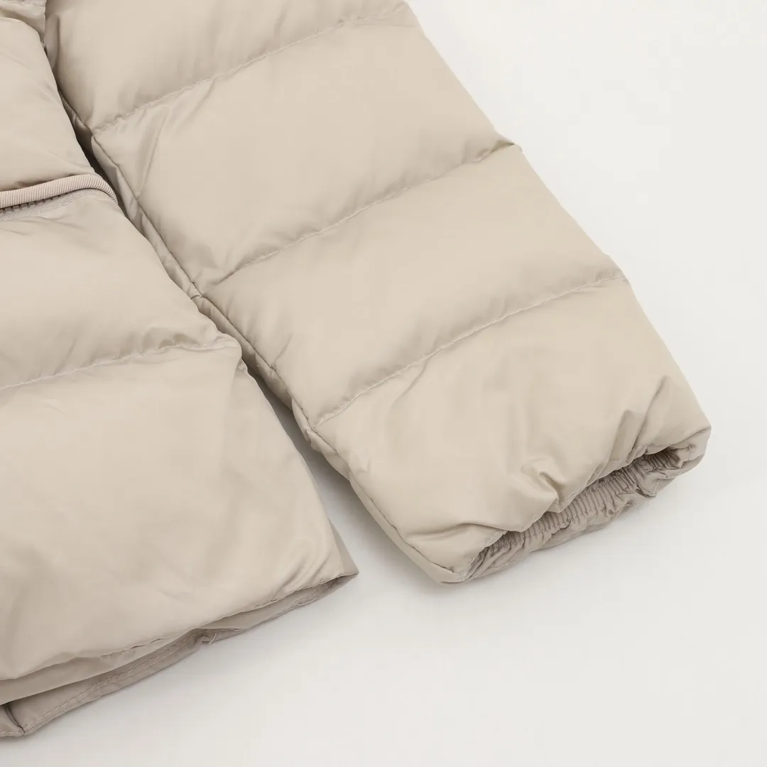 ￼P1220 Moncler Avoce short women's down jacket jacket. ⚠️ Correct cut version, the upper body becomes an ant waist in seconds. Fully three-dimensional cut. It is different from the random flat cut version on the market. The barcode model number is complete and consistent with the official website. The tag has built-in NFC electronic sensor anti-counterfeiting. The factory comes standard with a full set of counter gift box packaging🎁 The Avoce short down jacket is made of nylon fabric and is an everyday design item in the women's collection. The Avoce short down jacket is dynamic and elegant, emphasizing the aesthetic style of Moncler's women's collection. Functional nylon fabric provides protection, while a lightweight longue saison lining, adjustable hood and zippered pockets enhance utility. Details •Made from nylon •Longue saison lining •Down filled •Adjustable hood •Zip closure •Zip suit pocket •Elastic waistband with contoured logo buckle •Logo patch size: 1-4