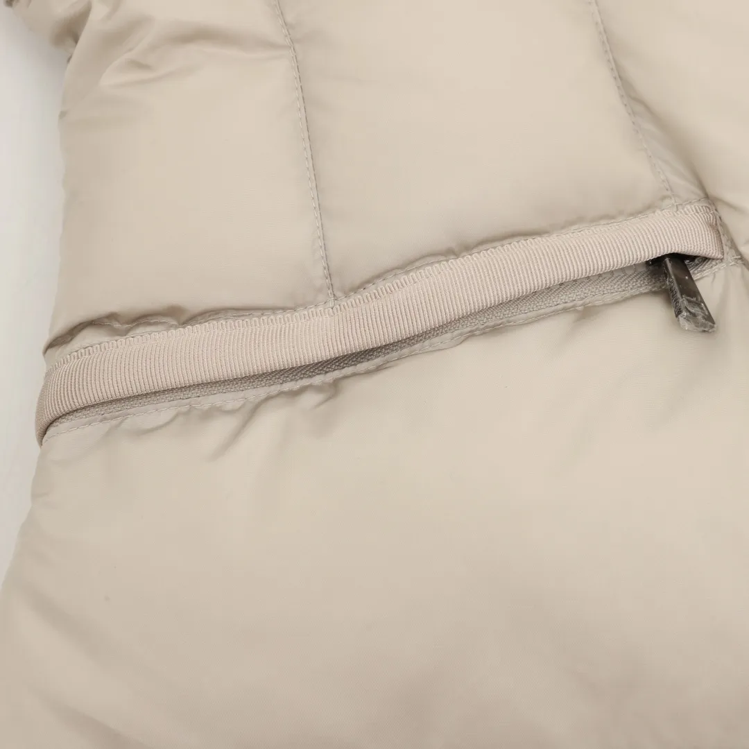 ￼P1220 Moncler Avoce short women's down jacket jacket. ⚠️ Correct cut version, the upper body becomes an ant waist in seconds. Fully three-dimensional cut. It is different from the random flat cut version on the market. The barcode model number is complete and consistent with the official website. The tag has built-in NFC electronic sensor anti-counterfeiting. The factory comes standard with a full set of counter gift box packaging🎁 The Avoce short down jacket is made of nylon fabric and is an everyday design item in the women's collection. The Avoce short down jacket is dynamic and elegant, emphasizing the aesthetic style of Moncler's women's collection. Functional nylon fabric provides protection, while a lightweight longue saison lining, adjustable hood and zippered pockets enhance utility. Details •Made from nylon •Longue saison lining •Down filled •Adjustable hood •Zip closure •Zip suit pocket •Elastic waistband with contoured logo buckle •Logo patch size: 1-4