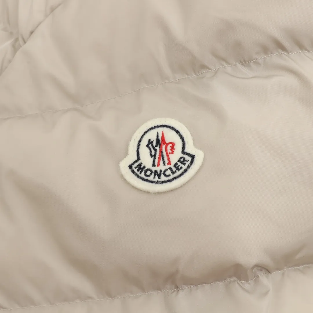 ￼P1220 Moncler Avoce short women's down jacket jacket. ⚠️ Correct cut version, the upper body becomes an ant waist in seconds. Fully three-dimensional cut. It is different from the random flat cut version on the market. The barcode model number is complete and consistent with the official website. The tag has built-in NFC electronic sensor anti-counterfeiting. The factory comes standard with a full set of counter gift box packaging🎁 The Avoce short down jacket is made of nylon fabric and is an everyday design item in the women's collection. The Avoce short down jacket is dynamic and elegant, emphasizing the aesthetic style of Moncler's women's collection. Functional nylon fabric provides protection, while a lightweight longue saison lining, adjustable hood and zippered pockets enhance utility. Details •Made from nylon •Longue saison lining •Down filled •Adjustable hood •Zip closure •Zip suit pocket •Elastic waistband with contoured logo buckle •Logo patch size: 1-4
