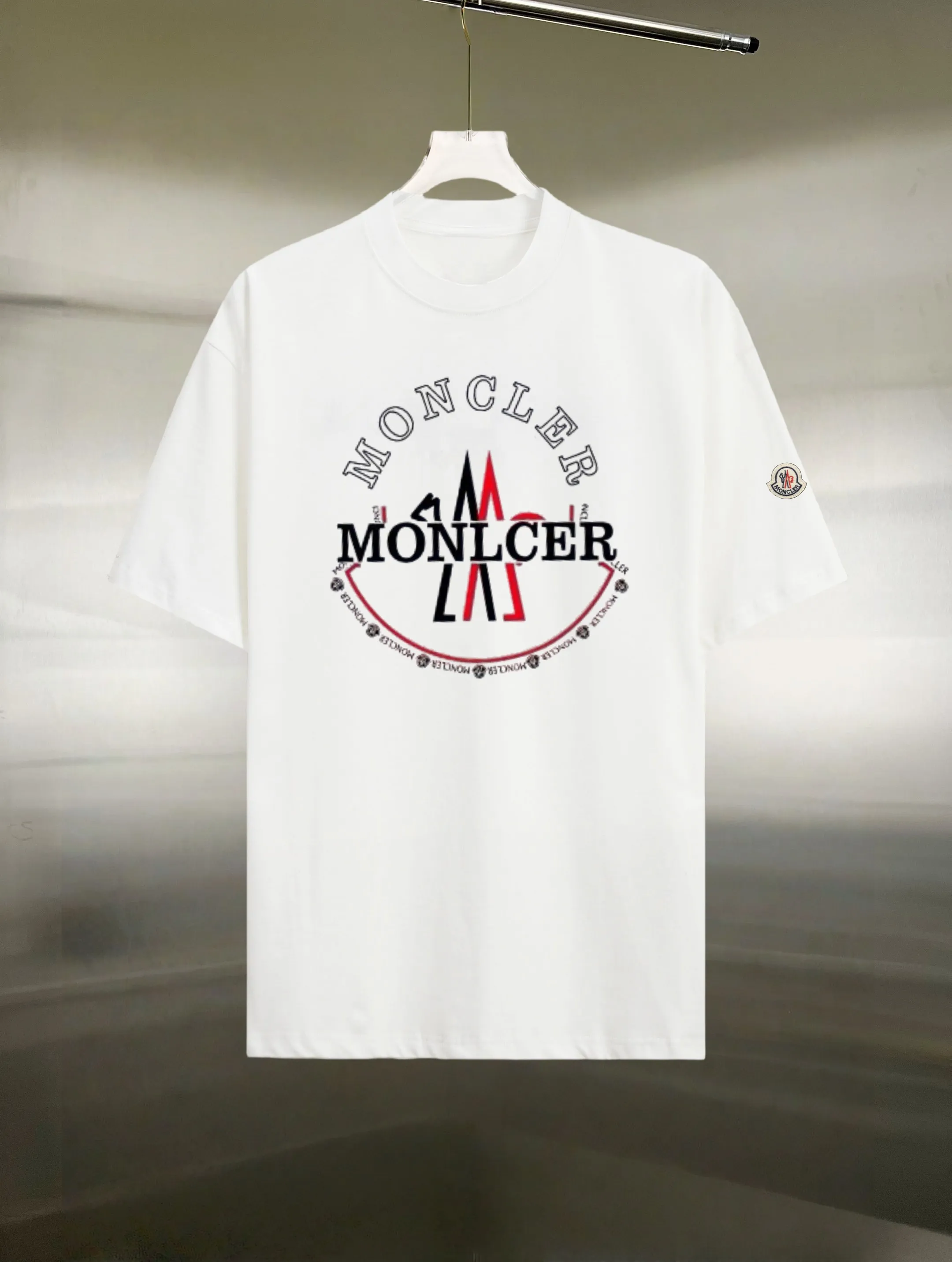 P130 Style: Moncler/muzzled short-sleeved T-shirt Fabric: 300g double yarn 100% cotton Rib: 320g Solona Process: Printing Color: White Black Size: S M L XL XXL No gender distinction, same style for men and women