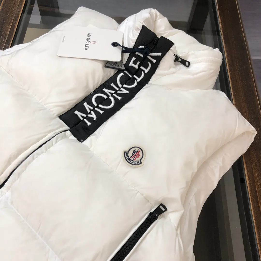 P680 🔥🔥Moncler 24 autumn and winter latest style! Fashionable down vest! Down vest! Hat can be hidden! The 100% cotton fabric selected from customers has extremely superior waterproof and breathable properties, and the fabric feels very soft, smooth and shiny! The inner filling is 90% white duck down, which has excellent fluffiness and resilience, and its cold-proof performance is unquestionable! Zipper pulls with customer-supplied brand letters engraved on them show off the aura of big brands everywhere, and they look good no matter how simple and elegant you wear them! Lightweight, convenient and warm, it can be paired with sweaters or sweatshirts! Fashionable and versatile ❤️ Color: black white Size: 12345 (M～3xl)