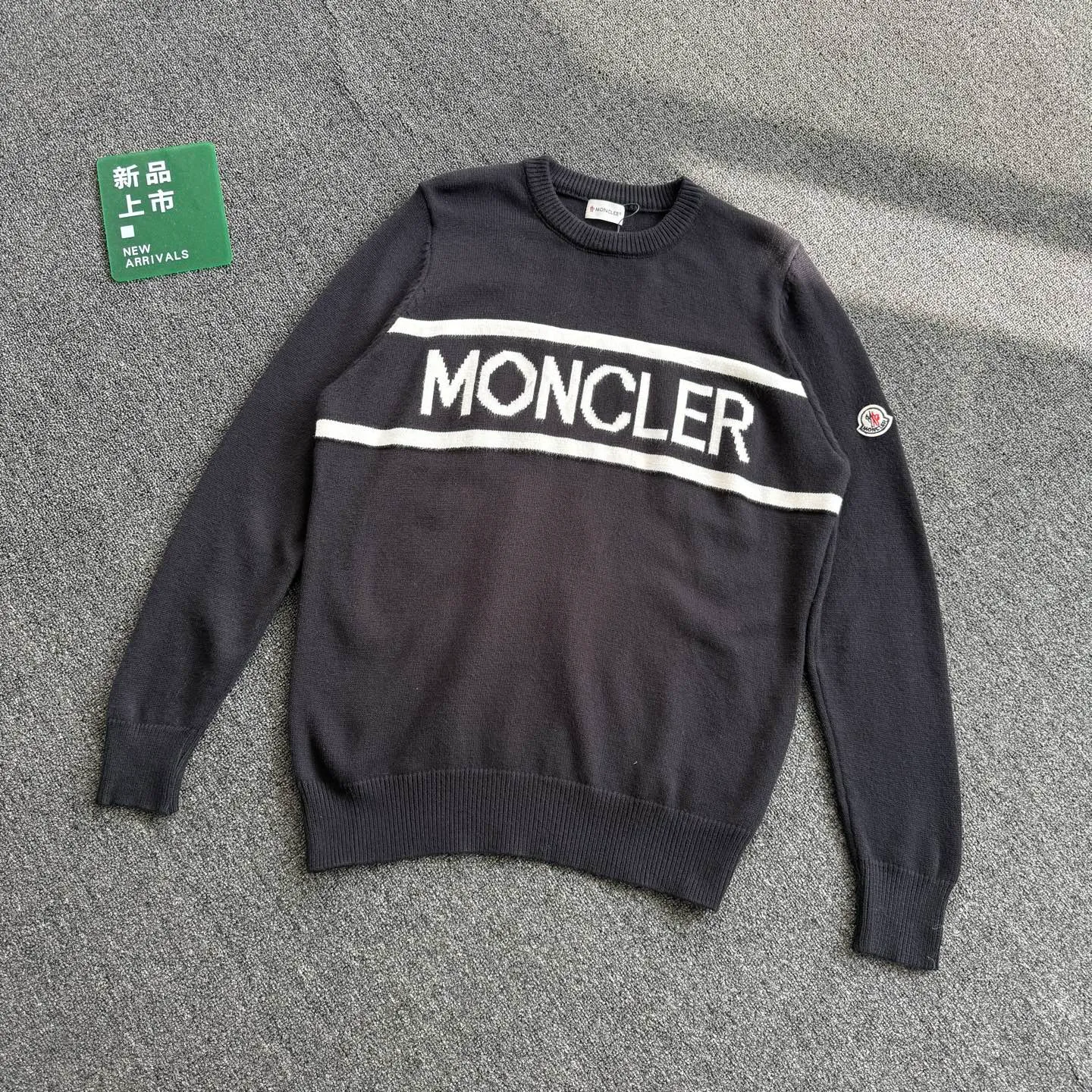 P220 model number G78 Moncler Moncler spring, autumn and winter two-color small label knitted round neck sweater. The Moncler classic letter logo is spliced with sand knitting. 7-needle jacquard machine operation. The yarn selection is soft and comfortable, not prickly. The classic small label is simple and elegant. The weight of one piece of clothing is more than one kilogram. Proper high quality. 1:1 customization. The true restoration of ZP. How can you not have a masked sweater this autumn? Both men and women can wear it. Color: Black Size: S M L XL