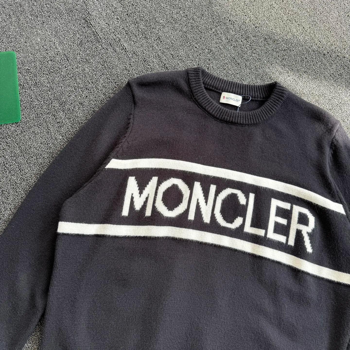 P220 model number G78 Moncler Moncler spring, autumn and winter two-color small label knitted round neck sweater. The Moncler classic letter logo is spliced with sand knitting. 7-needle jacquard machine operation. The yarn selection is soft and comfortable, not prickly. The classic small label is simple and elegant. The weight of one piece of clothing is more than one kilogram. Proper high quality. 1:1 customization. The true restoration of ZP. How can you not have a masked sweater this autumn? Both men and women can wear it. Color: Black Size: S M L XL