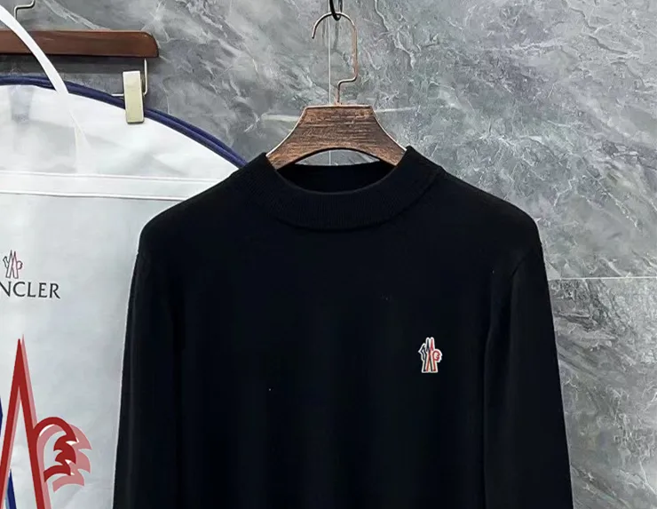 P210 Moncler, complete with 3 marks for the muzzle, logo embroidered half-turtleneck sweater, fine wool blended sweater, high-end customized collection for men and women, affiliated to the brand's high-end main line, patented top-grade yarn blending, using innovation to interpret conventional styles. The configuration of the fabric is subversive. The details are remarkable. The most anticipated sweater in autumn and winter. Full of high-end sense. Outflowed from the brand's designated Zhejiang processing factory. Very cost-effective. Meri wool yarn is of excellent quality. It feels super soft, delicate, soft, non-pilling and does not deform. It is available at all major counters at the same time. It is a must-have product every year. The product seems simple, the process is extremely complicated, and the upper body is not picky. The upper body is extremely skin-friendly and comfortable. It can be worn close to the body with an outer jacket or as an outer layer. Color: Black White Gray Size: M L XL 2XL 3XL