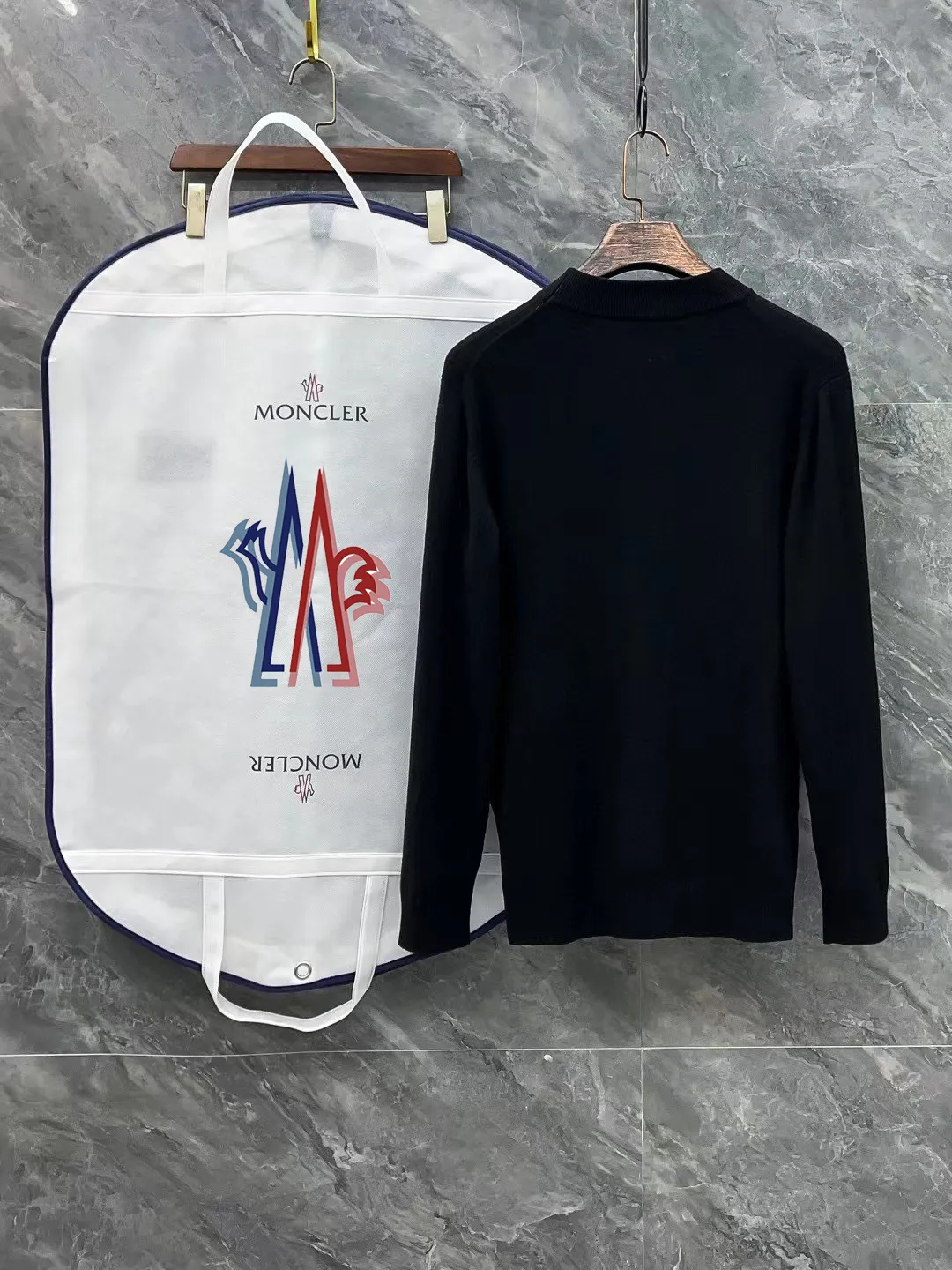 P210 Moncler, complete with 3 marks for the muzzle, logo embroidered half-turtleneck sweater, fine wool blended sweater, high-end customized collection for men and women, affiliated to the brand's high-end main line, patented top-grade yarn blending, using innovation to interpret conventional styles. The configuration of the fabric is subversive. The details are remarkable. The most anticipated sweater in autumn and winter. Full of high-end sense. Outflowed from the brand's designated Zhejiang processing factory. Very cost-effective. Meri wool yarn is of excellent quality. It feels super soft, delicate, soft, non-pilling and does not deform. It is available at all major counters at the same time. It is a must-have product every year. The product seems simple, the process is extremely complicated, and the upper body is not picky. The upper body is extremely skin-friendly and comfortable. It can be worn close to the body with an outer jacket or as an outer layer. Color: Black White Gray Size: M L XL 2XL 3XL