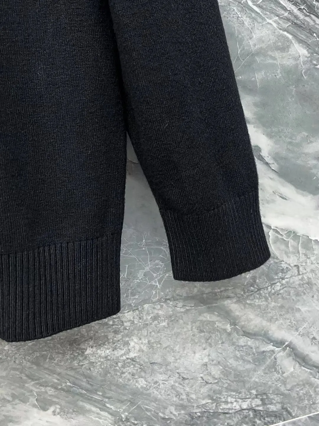 P210 Moncler, complete with 3 marks for the muzzle, logo embroidered half-turtleneck sweater, fine wool blended sweater, high-end customized collection for men and women, affiliated to the brand's high-end main line, patented top-grade yarn blending, using innovation to interpret conventional styles. The configuration of the fabric is subversive. The details are remarkable. The most anticipated sweater in autumn and winter. Full of high-end sense. Outflowed from the brand's designated Zhejiang processing factory. Very cost-effective. Meri wool yarn is of excellent quality. It feels super soft, delicate, soft, non-pilling and does not deform. It is available at all major counters at the same time. It is a must-have product every year. The product seems simple, the process is extremely complicated, and the upper body is not picky. The upper body is extremely skin-friendly and comfortable. It can be worn close to the body with an outer jacket or as an outer layer. Color: Black White Gray Size: M L XL 2XL 3XL
