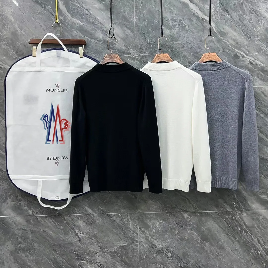 P210 Moncler, complete with 3 marks for the muzzle, logo embroidered half-turtleneck sweater, fine wool blended sweater, high-end customized collection for men and women, affiliated to the brand's high-end main line, patented top-grade yarn blending, using innovation to interpret conventional styles. The configuration of the fabric is subversive. The details are remarkable. The most anticipated sweater in autumn and winter. Full of high-end sense. Outflowed from the brand's designated Zhejiang processing factory. Very cost-effective. Meri wool yarn is of excellent quality. It feels super soft, delicate, soft, non-pilling and does not deform. It is available at all major counters at the same time. It is a must-have product every year. The product seems simple, the process is extremely complicated, and the upper body is not picky. The upper body is extremely skin-friendly and comfortable. It can be worn close to the body with an outer jacket or as an outer layer. Color: Black White Gray Size: M L XL 2XL 3XL