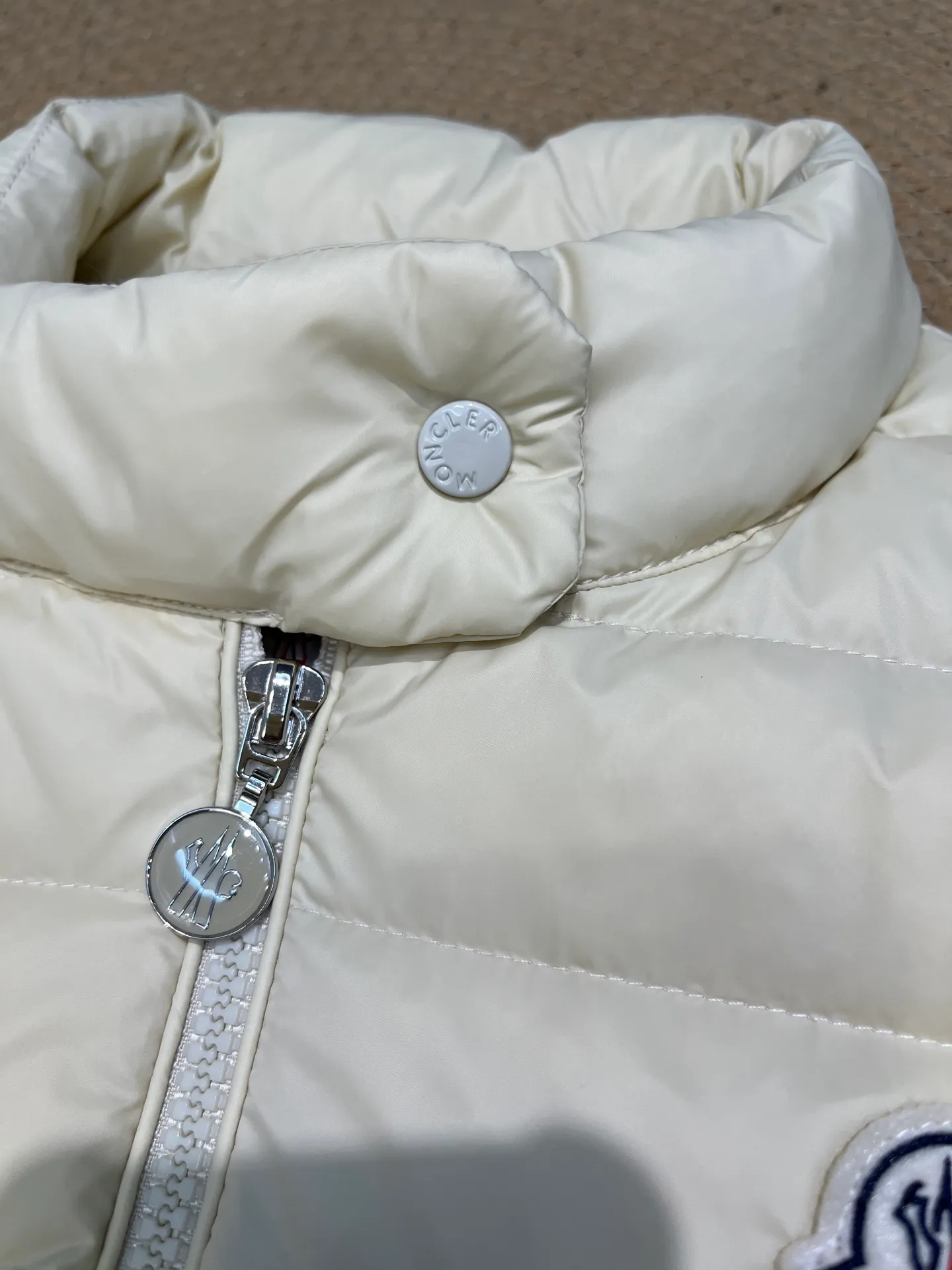 P580 Moncler25 new product Igens women's down vest, versatile and easy to match. Same style for men and women, original customized national standard 90 white duck down filling! Color: black white pink code number: 1234