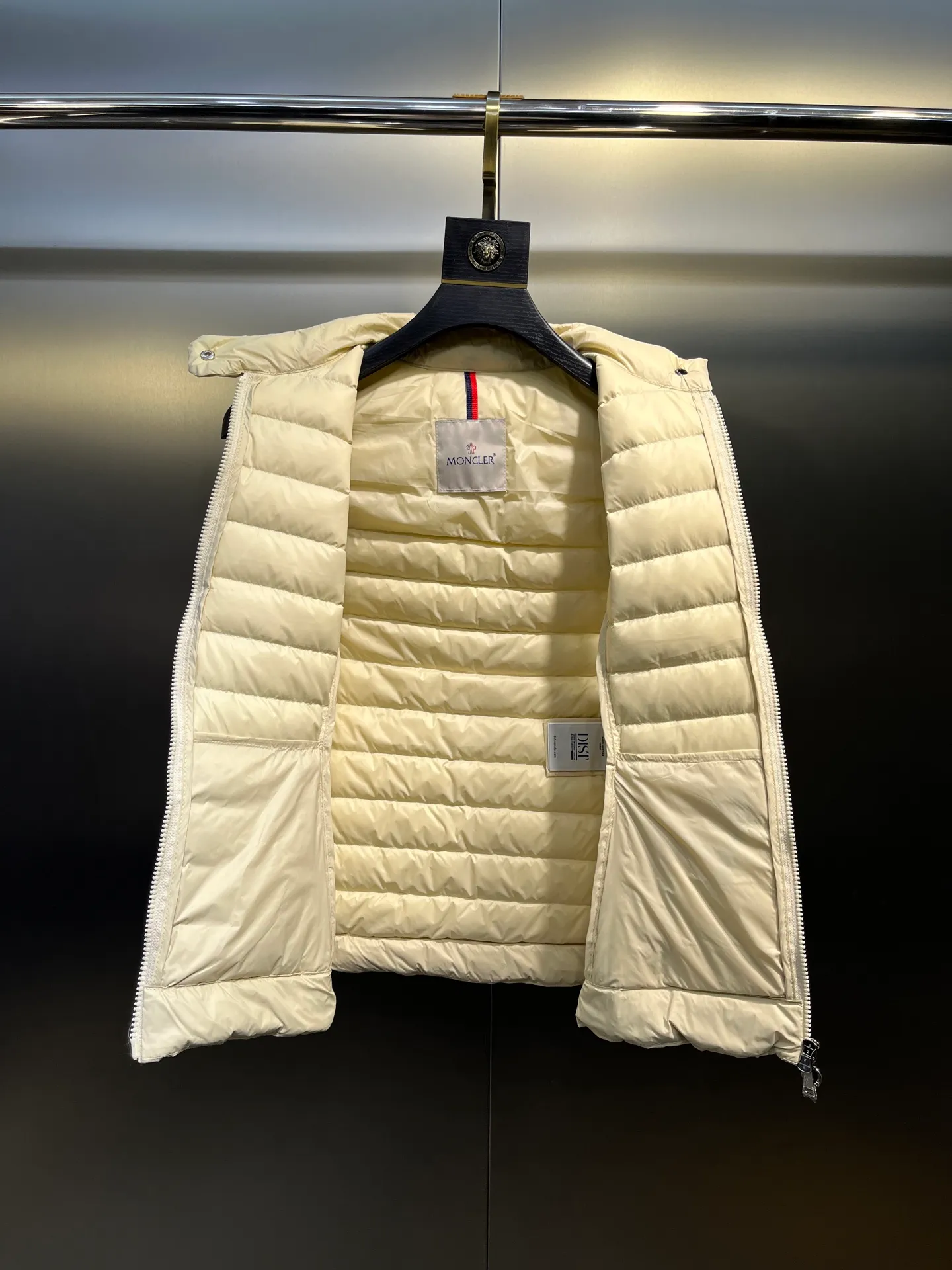 P580 Moncler25 new product Igens women's down vest, versatile and easy to match. Same style for men and women, original customized national standard 90 white duck down filling! Color: black white pink code number: 1234