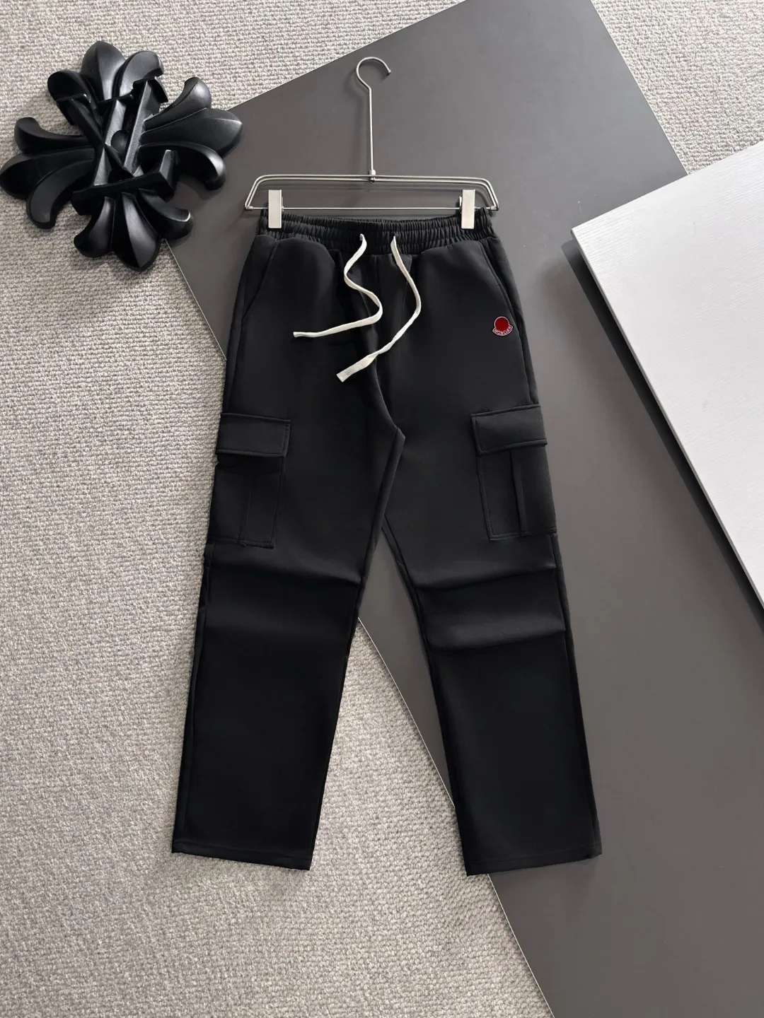 Next day shipment P360 MONCLER/Mongoose Exclusive first release of 25ss autumn and winter new high-quality trousers Compare real-life details at will A perfect choice for autumn and winter, a must-have item. Sizes: M to 3XL (please state your height and weight when placing an order)