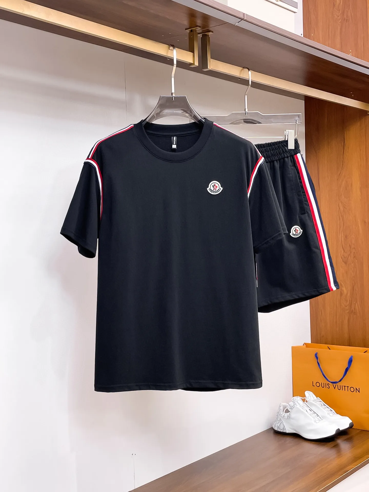 P560 Brand [MONCLER Mouth Covered] 2025 round neck short-sleeved shorts suit. The pure cotton fabric upper body will not be stuffy, the smooth and comfortable skin-friendly effect is more breathable, the fabric has its own texture, classic logo technology, a new interpretation from a unique angle, the first choice for fashion and versatility! Size: M-3XL (maximum wear: 190 pounds)