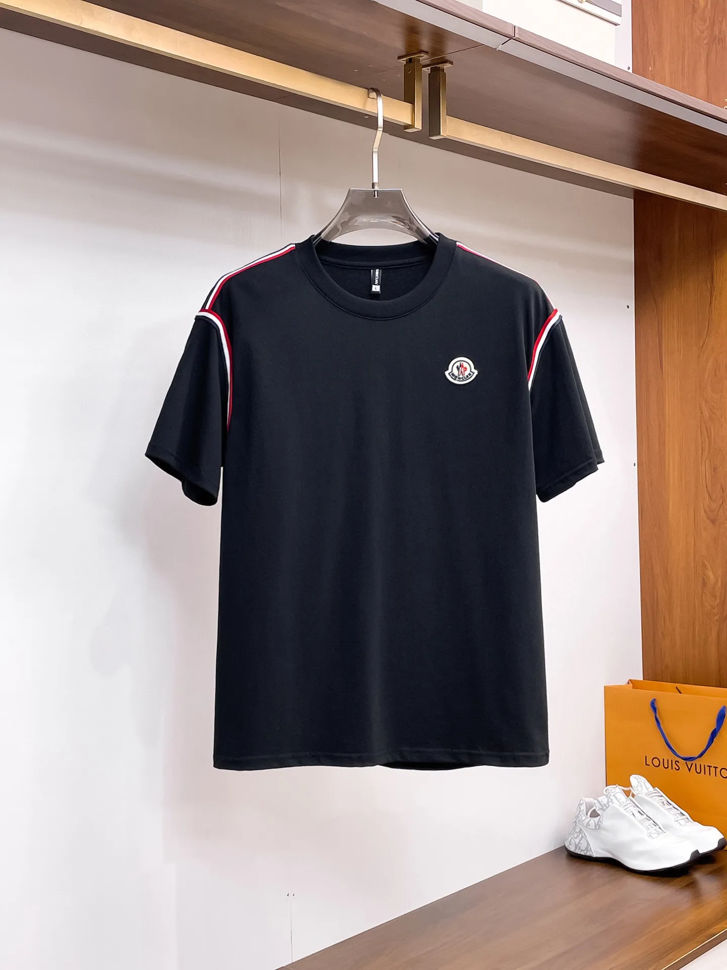 P560 Brand [MONCLER Mouth Covered] 2025 round neck short-sleeved shorts suit. The pure cotton fabric upper body will not be stuffy, the smooth and comfortable skin-friendly effect is more breathable, the fabric has its own texture, classic logo technology, a new interpretation from a unique angle, the first choice for fashion and versatility! Size: M-3XL (maximum wear: 190 pounds)