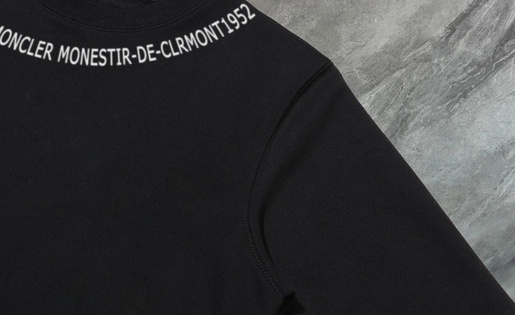 P210 High-version sweatshirt) [Long-term stock] 〖𝐌𝐎𝐍𝐂𝐋𝐄𝐑~Mask〗 Made of 440g heavy-weight fabric. It is different from the market currency. It can be matched with any variety and is properly handsome. 😎The whole dress is made of double waistcoats. The double waistcoats make the whole dress more three-dimensional. Not ordinary factories can do such fine work. 2025 Spring runway version of the T stage, on sale at the counter, round neck terry sweatshirt, high-end double-strand pure cotton, custom-made stretch ribs, dyed in the same vat, complete with three standards, matched with exquisite embroidered LOGO on the chest, simple and advanced, same style for men and women. Color: black, apricot, white, size: S M L XL 2XL