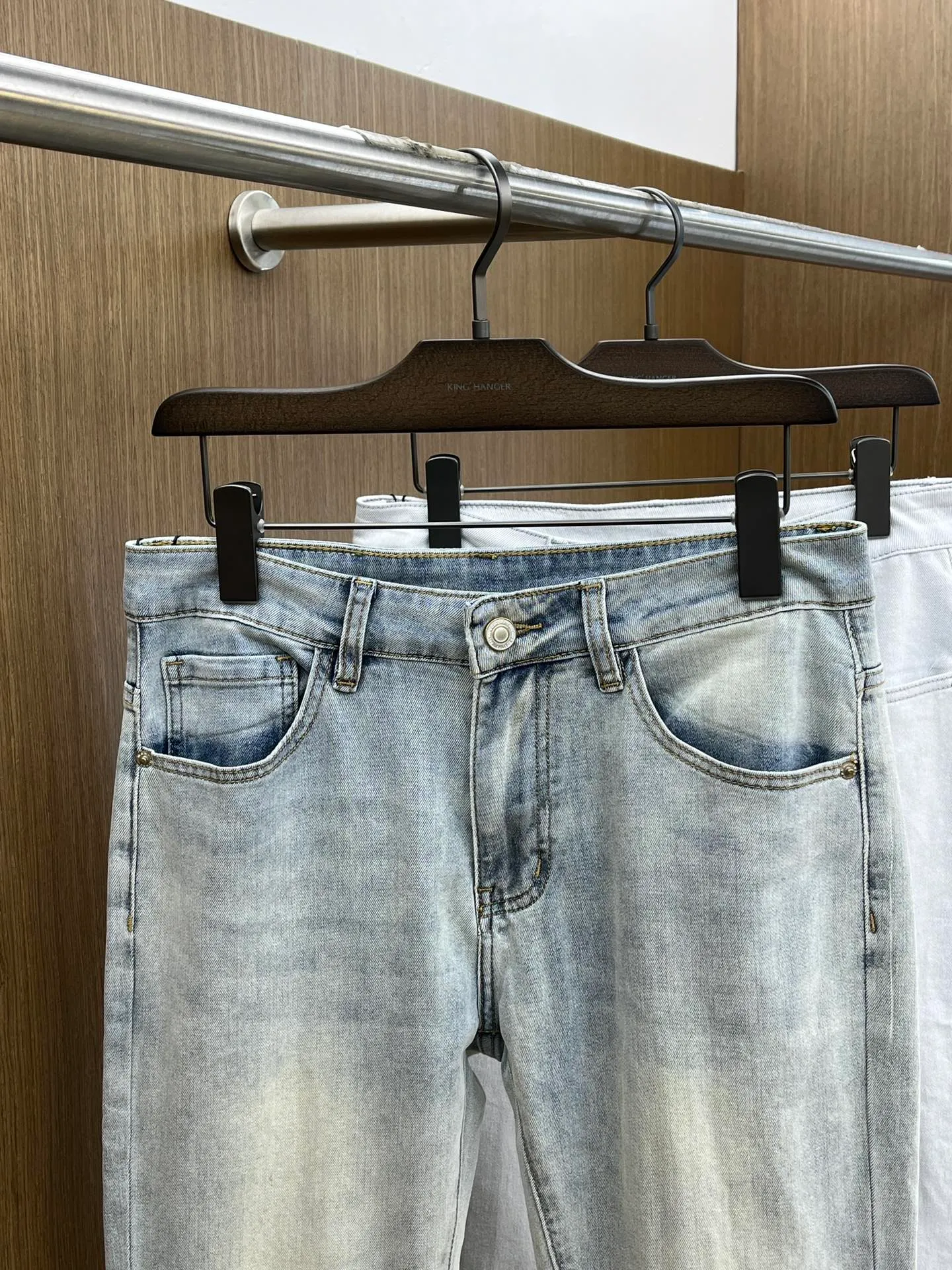 P240 Moncler 25ss🔥New light-colored denim trousers. The best original jeans in the physical store, suitable for all ages. Comfortable, soft and skin-friendly, the upper body effect is super fashionable and versatile, upright and stylish, a wardrobe must-have! Perfect for any occasion. Size: 28-38 (no 35.37)