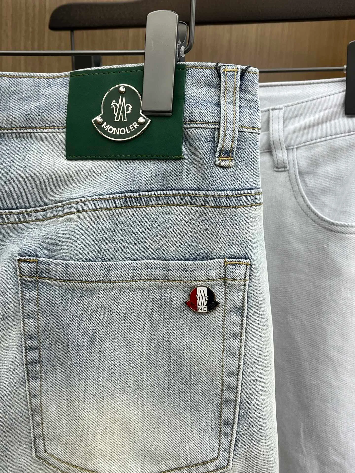 P240 Moncler 25ss🔥New light-colored denim trousers. The best original jeans in the physical store, suitable for all ages. Comfortable, soft and skin-friendly, the upper body effect is super fashionable and versatile, upright and stylish, a wardrobe must-have! Perfect for any occasion. Size: 28-38 (no 35.37)