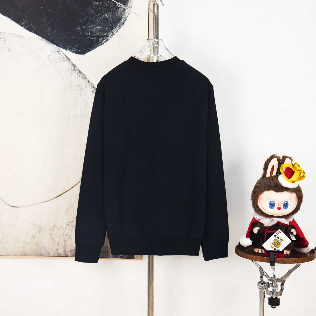P380 zp version [exclusive supply] MONCLER masked embroidered armband sweatshirt Fabric: Made of 380g brushed sweatshirt terry, the fabric is brushed to make the surface feel softer and smoother. The thread is matched with 1*1 double yarn thread. Craftsmanship: Embroidery uses 3D multi-dimensional embroidery, embellished with connected brand embroidered letters. The armband is made of sheepskin composite embroidery technology. Made from soft cotton fleece, this sweatshirt is suitable for all seasons. Round neck design, embellished with logo embroidery, inspired by college baseball uniforms. Round neck made of cotton fleece fabric Logo embossed and embroidered Accessories: Customized 1:1 washed logo Accessories: Customized 1:1 embroidered armband Craftsmanship: Customized 1:1 three-dimensional embroidery Color: Black Apricot Size: S M L XL Number: XS10219