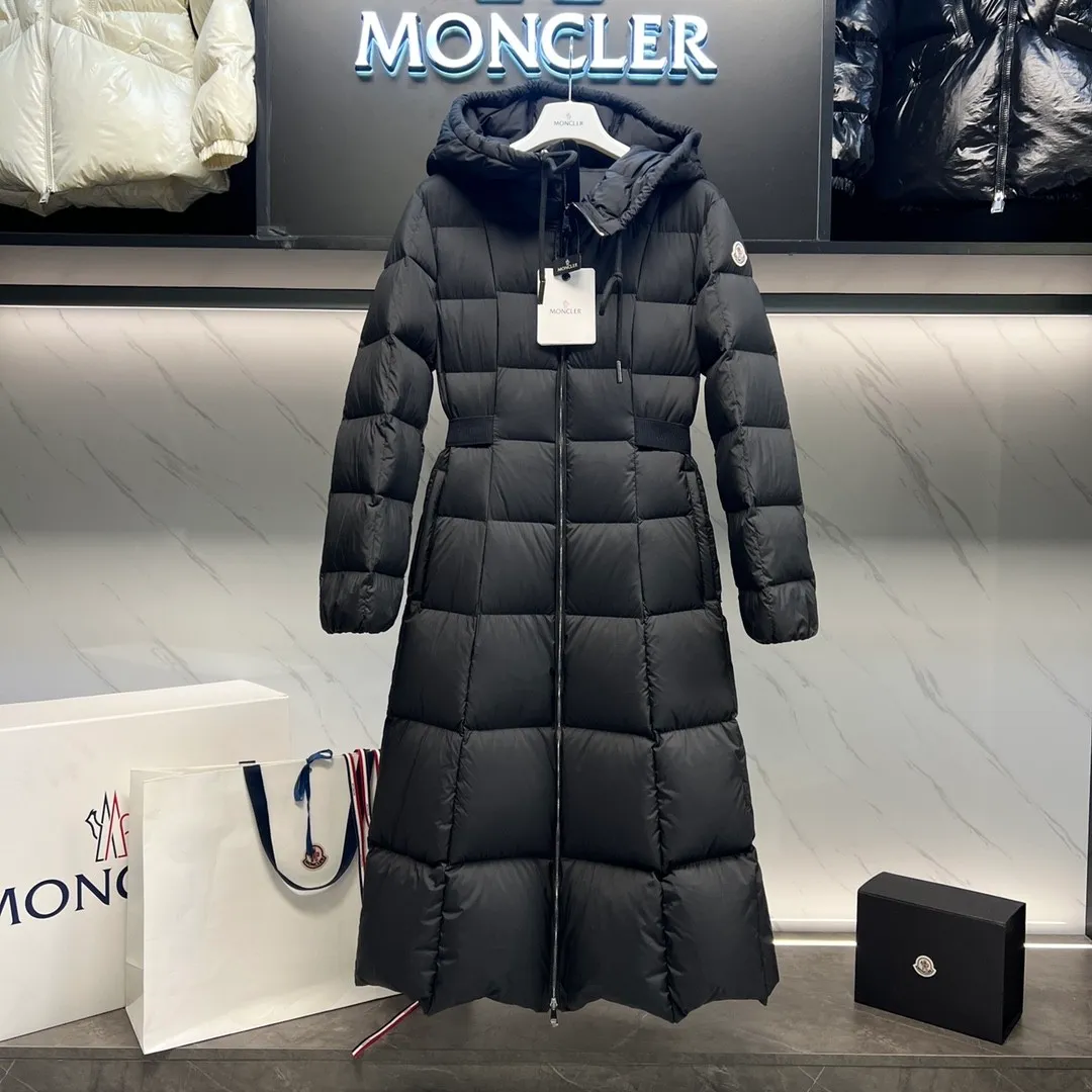 P1100 Special Down ⬆️Moncler's new winter product Faucon Long Women's (⚠️ Special grade goose down filling, tag barcode model number corresponds to the official website, tag has built-in NFC inductor anti-counterfeiting, this filling technology is in the skirt, super downy) hot style that must be bought by the fugitive princess. Faucon Women's Long Down interprets classic items in new proportions, showing impeccable fashion style. Product Details Faucon long down is made of polyester fiber fabric and has a slim, wide silhouette with a nipped-in waist. The Longue saison lining is lightweight and the three-dimensional hood adds a finishing touch to the style. Made of polyester fabric •Longue saison lining •Down filling •Adjustable hood •Zipper closure •Zip pockets •Elastic waist •Logo patch Size: 0-3 Fairy Style