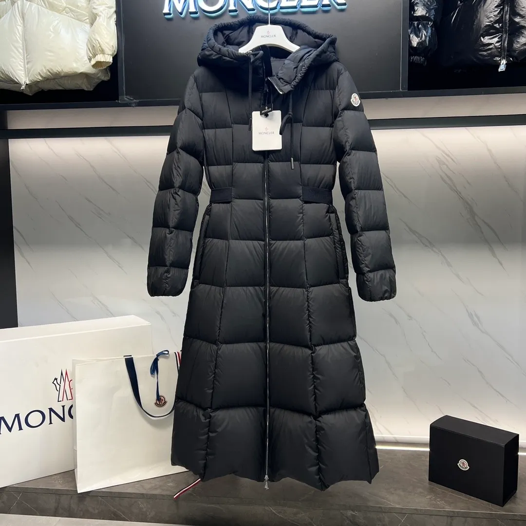 P1100 Special Down ⬆️Moncler's new winter product Faucon Long Women's (⚠️ Special grade goose down filling, tag barcode model number corresponds to the official website, tag has built-in NFC inductor anti-counterfeiting, this filling technology is in the skirt, super downy) hot style that must be bought by the fugitive princess. Faucon Women's Long Down interprets classic items in new proportions, showing impeccable fashion style. Product Details Faucon long down is made of polyester fiber fabric and has a slim, wide silhouette with a nipped-in waist. The Longue saison lining is lightweight and the three-dimensional hood adds a finishing touch to the style. Made of polyester fabric •Longue saison lining •Down filling •Adjustable hood •Zipper closure •Zip pockets •Elastic waist •Logo patch Size: 0-3 Fairy Style