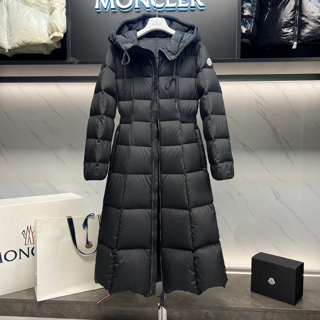 P1100 Special Down ⬆️Moncler's new winter product Faucon Long Women's (⚠️ Special grade goose down filling, tag barcode model number corresponds to the official website, tag has built-in NFC inductor anti-counterfeiting, this filling technology is in the skirt, super downy) hot style that must be bought by the fugitive princess. Faucon Women's Long Down interprets classic items in new proportions, showing impeccable fashion style. Product Details Faucon long down is made of polyester fiber fabric and has a slim, wide silhouette with a nipped-in waist. The Longue saison lining is lightweight and the three-dimensional hood adds a finishing touch to the style. Made of polyester fabric •Longue saison lining •Down filling •Adjustable hood •Zipper closure •Zip pockets •Elastic waist •Logo patch Size: 0-3 Fairy Style