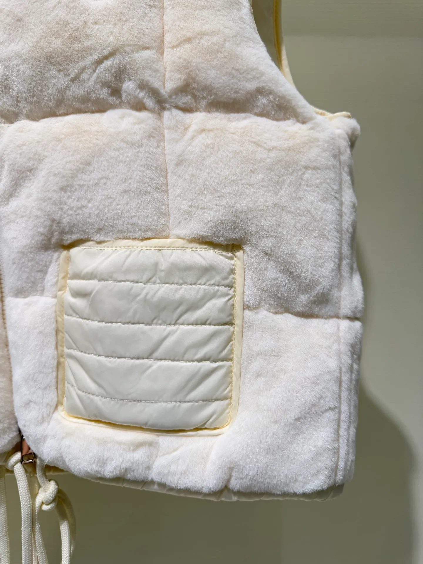 P940 Moncler Women's Covered Teddy Velvet Vest Down Jacket This cardigan is made of teddy velvet style fabric, providing a soft and comfortable wearing experience. Midweight knitted piece with down-filled front and back that can easily be worn as a outer layer in warmer weather.  Fabric: Longue saison lining, 90% goose down Craftsmanship: Front and back filled down teddy style, purl stitch, 5 stitches, zipper closure, down pocket (chip supports NFC function) Size: S M L 4336080