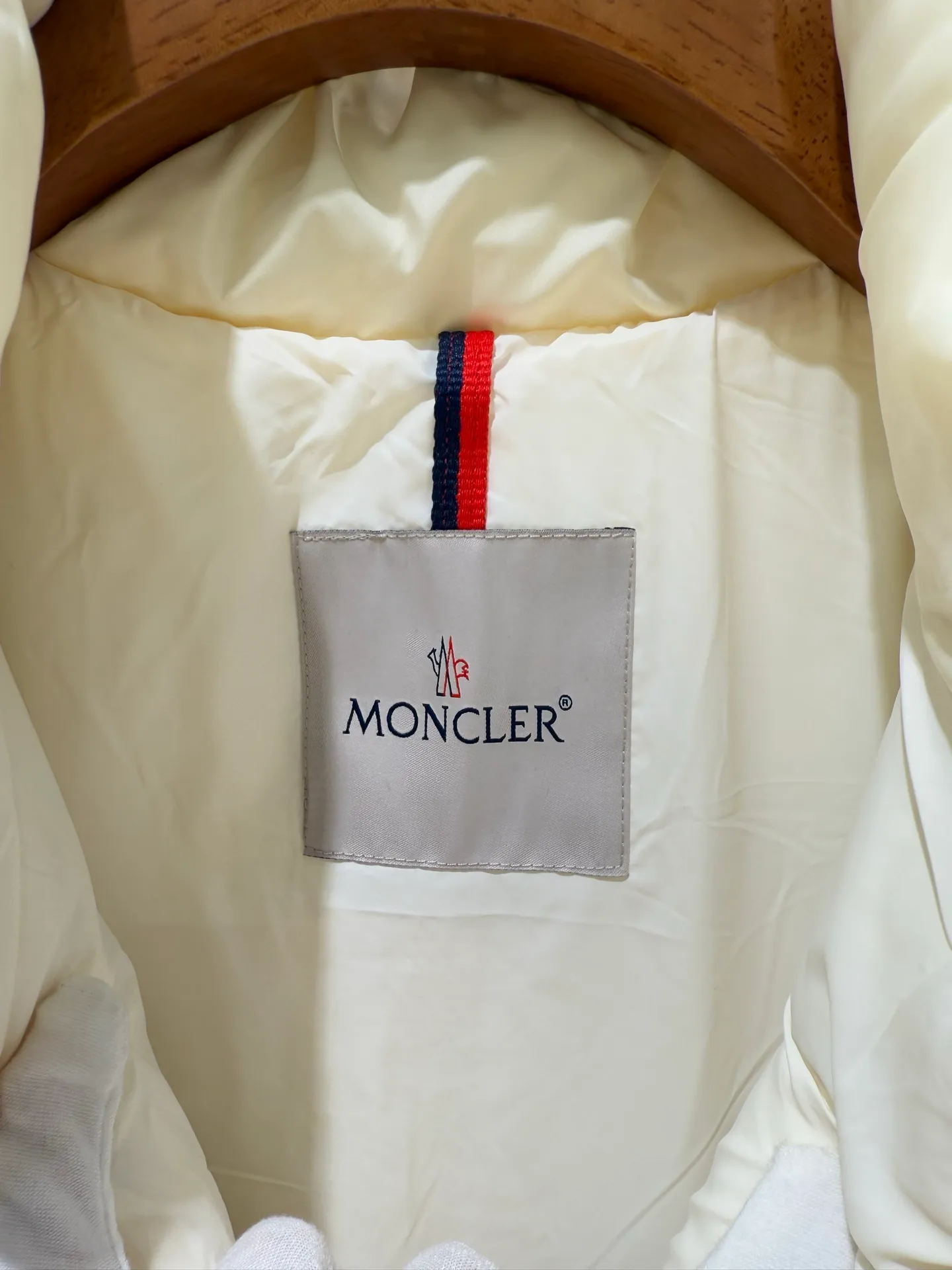 P940 Moncler Women's Covered Teddy Velvet Vest Down Jacket This cardigan is made of teddy velvet style fabric, providing a soft and comfortable wearing experience. Midweight knitted piece with down-filled front and back that can easily be worn as a outer layer in warmer weather.  Fabric: Longue saison lining, 90% goose down Craftsmanship: Front and back filled down teddy style, purl stitch, 5 stitches, zipper closure, down pocket (chip supports NFC function) Size: S M L 4336080