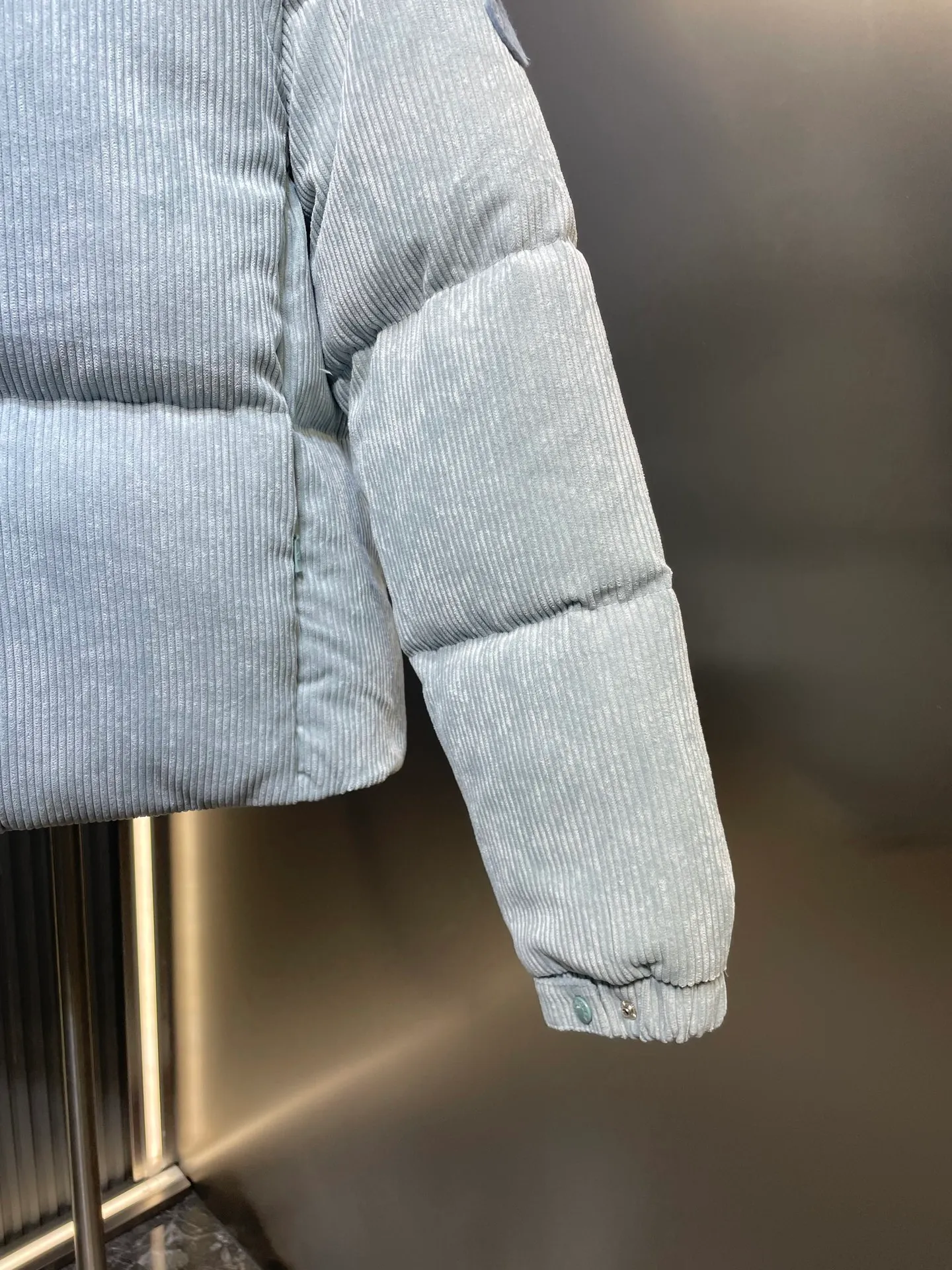 P720 moncler 🌟 FW Macaron Aqua Blue Corduroy Down Jacket Antre Down Jacket Classic Short Style Macaron color, you will fall in love with it at one glance. This winter I want to be a girl with milky vitality ~ Glacier color to break the dark color of winter. Gentle, durable and especially healing, 90 white duck down, loose H-shaped slightly off-shoulder version, slimming and hidden, very stylish upper body, classic and versatile. Small stand-up collar design, windproof and warm hem, adjustable drawstring design, and strong tolerance. The fabric is 97% polyester and 3% spandex. It feels thick, has high toughness, and has good softness. It looks good and keeps warm. High version is in stock. Size 0 1 2 3
