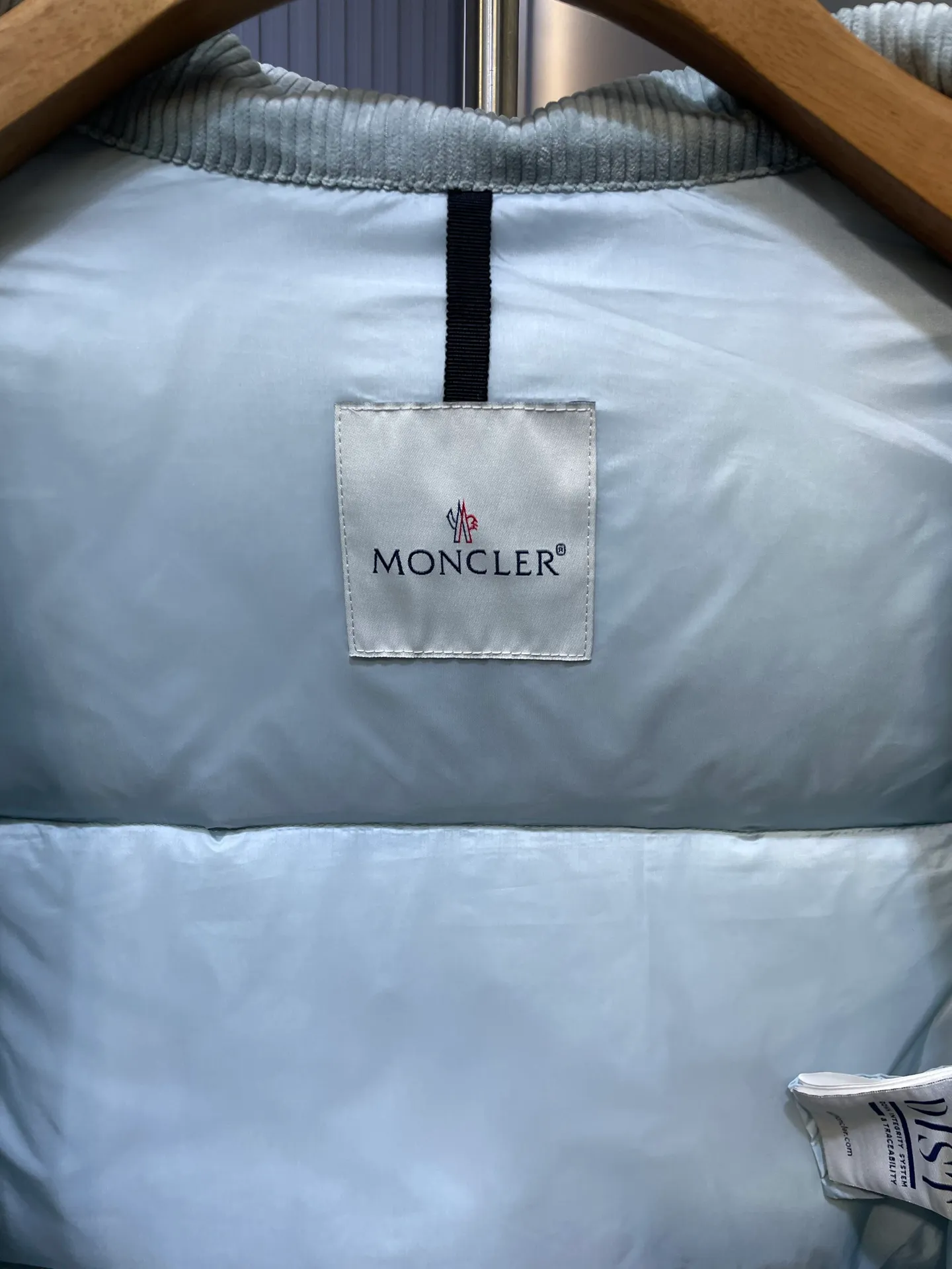 P720 moncler 🌟 FW Macaron Aqua Blue Corduroy Down Jacket Antre Down Jacket Classic Short Style Macaron color, you will fall in love with it at one glance. This winter I want to be a girl with milky vitality ~ Glacier color to break the dark color of winter. Gentle, durable and especially healing, 90 white duck down, loose H-shaped slightly off-shoulder version, slimming and hidden, very stylish upper body, classic and versatile. Small stand-up collar design, windproof and warm hem, adjustable drawstring design, and strong tolerance. The fabric is 97% polyester and 3% spandex. It feels thick, has high toughness, and has good softness. It looks good and keeps warm. High version is in stock. Size 0 1 2 3
