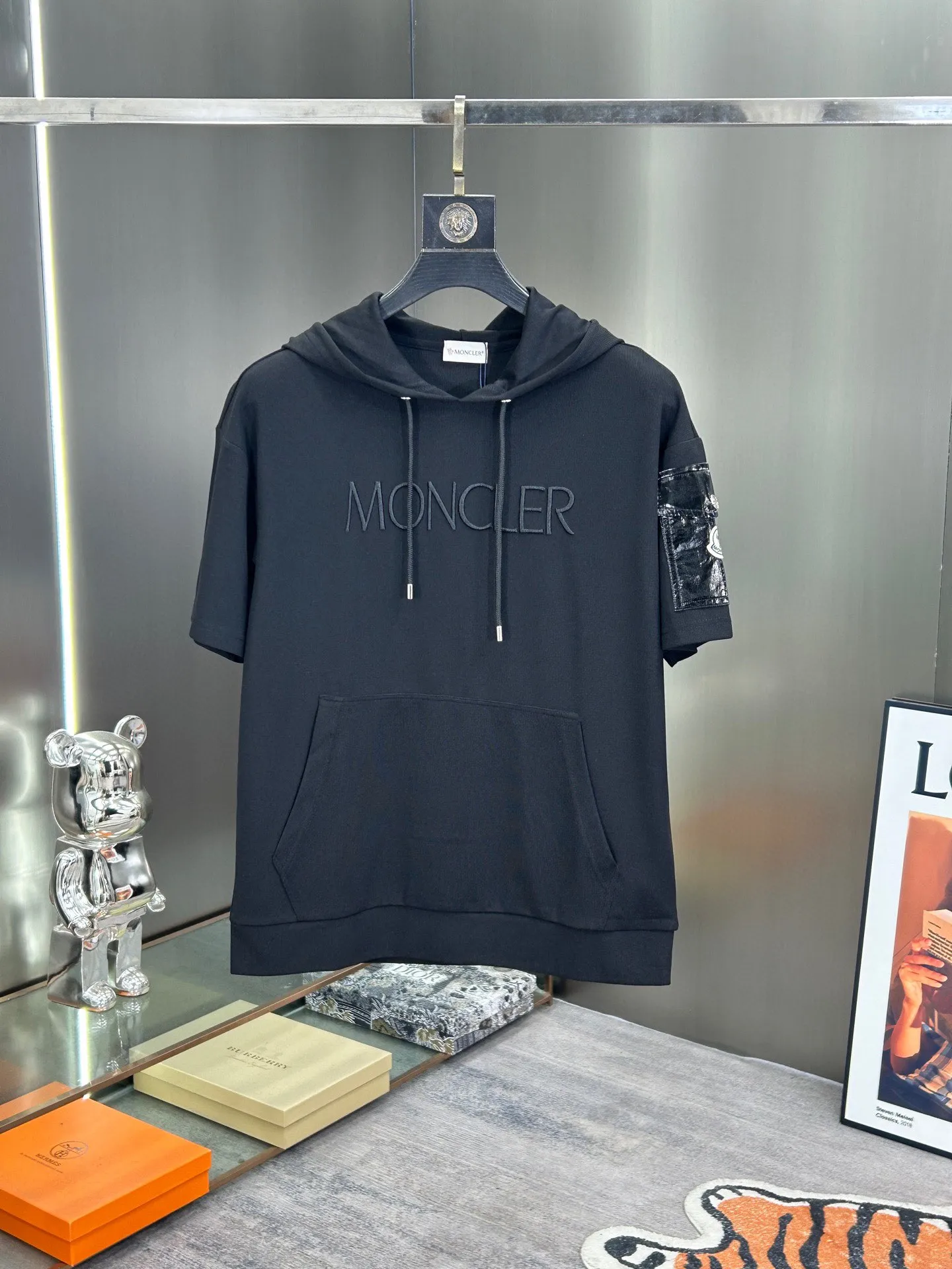 P560 Brand [MONCLER Mouth Covered] 2025 round neck short-sleeved shorts suit. The pure cotton fabric upper body will not be stuffy, the smooth and comfortable skin-friendly effect is more breathable, the fabric has its own texture, classic logo technology, a new interpretation from a unique angle, the first choice for fashion and versatility! Size: M-3XL (maximum wear: 190 pounds)