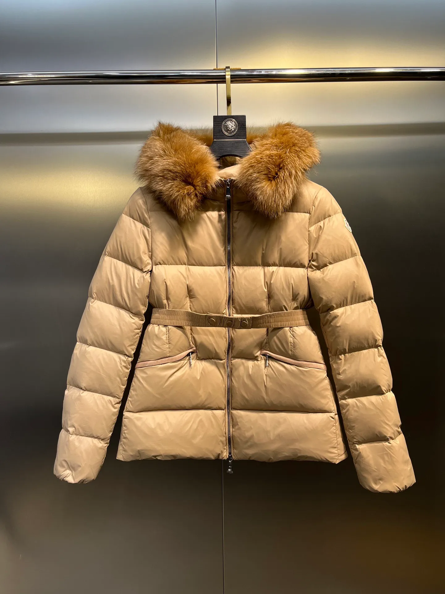 P1000 𝐌𝐎𝐍𝐂𝐋𝐄𝐑🌟Moushed BOED series Autumn and winter new type of muzzled hooded down jacket with belted fur collar and waist. The slim cut highlights the temperament of this down. It doesn’t look fluffy and bloated, and it is light and neat. Good products like this are hard to come by. Every detail is worth your time to explore, and this one is not picky at all. Style number: A83# Color: champagne white black size: 1234